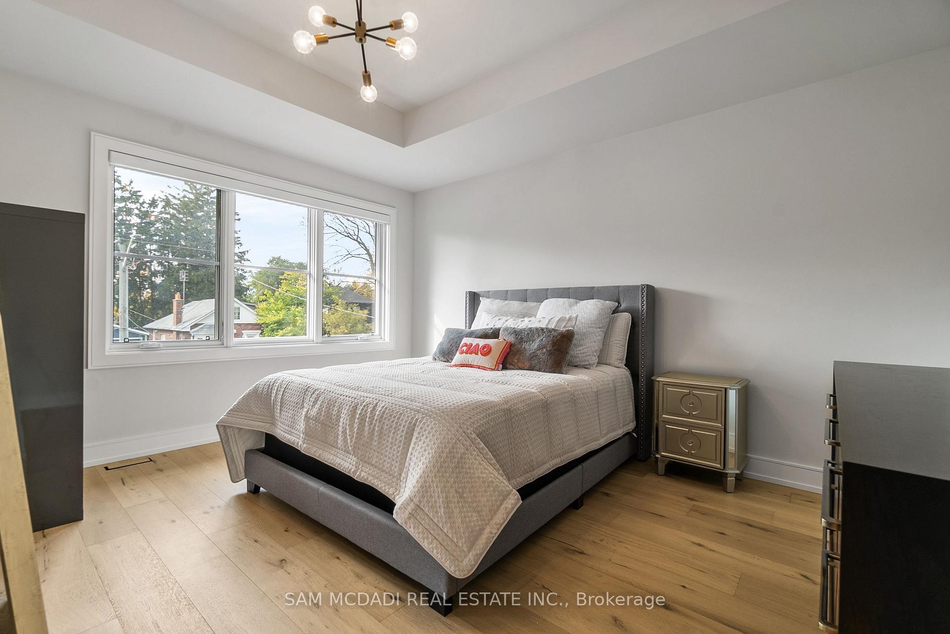 39 Oakwood Avenue N, Mississauga