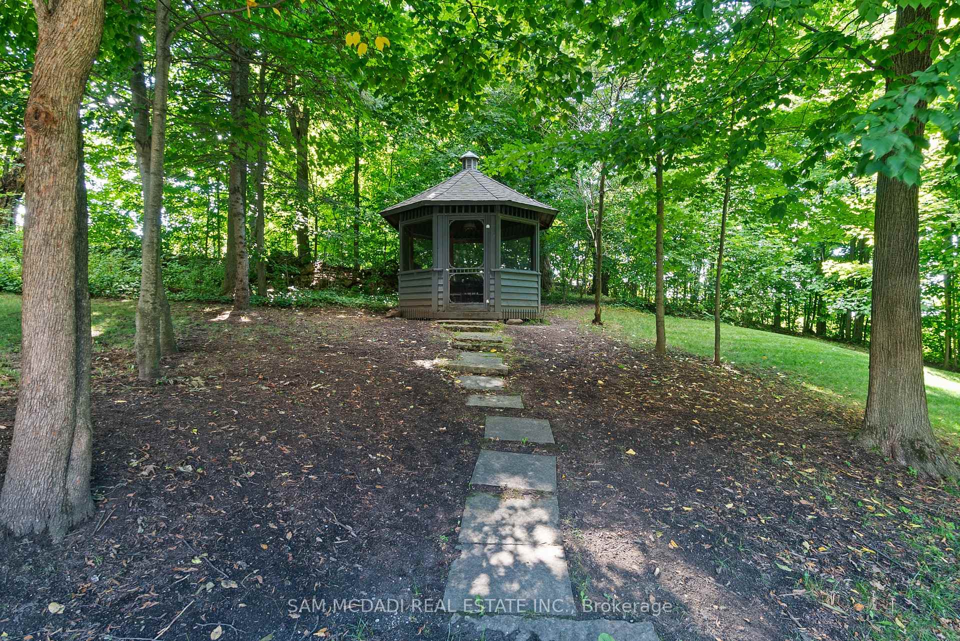 10140 Pineview Trail