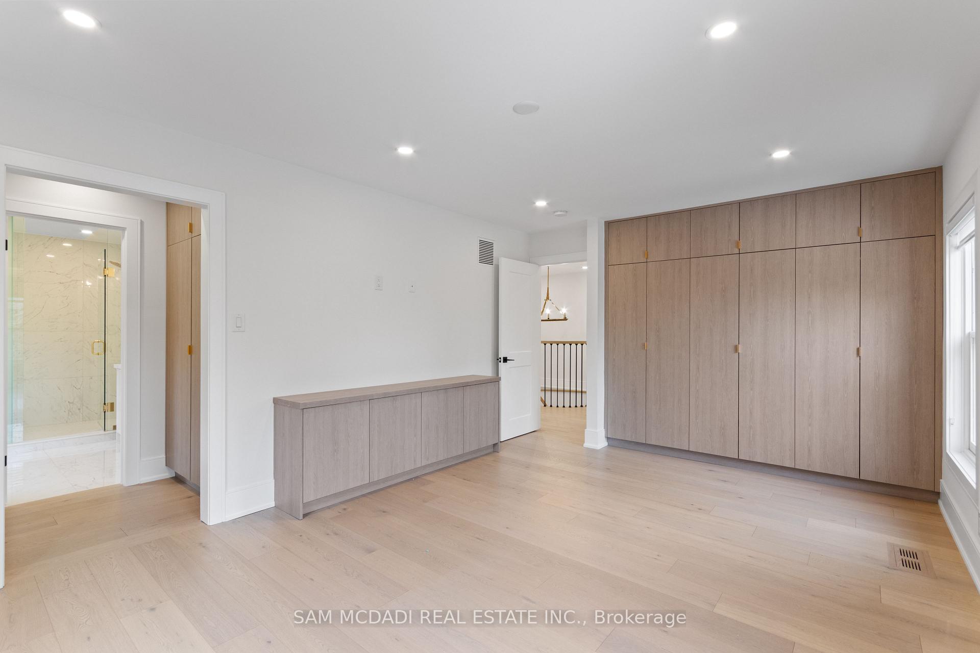 1882 Sherwood Forrest Circle