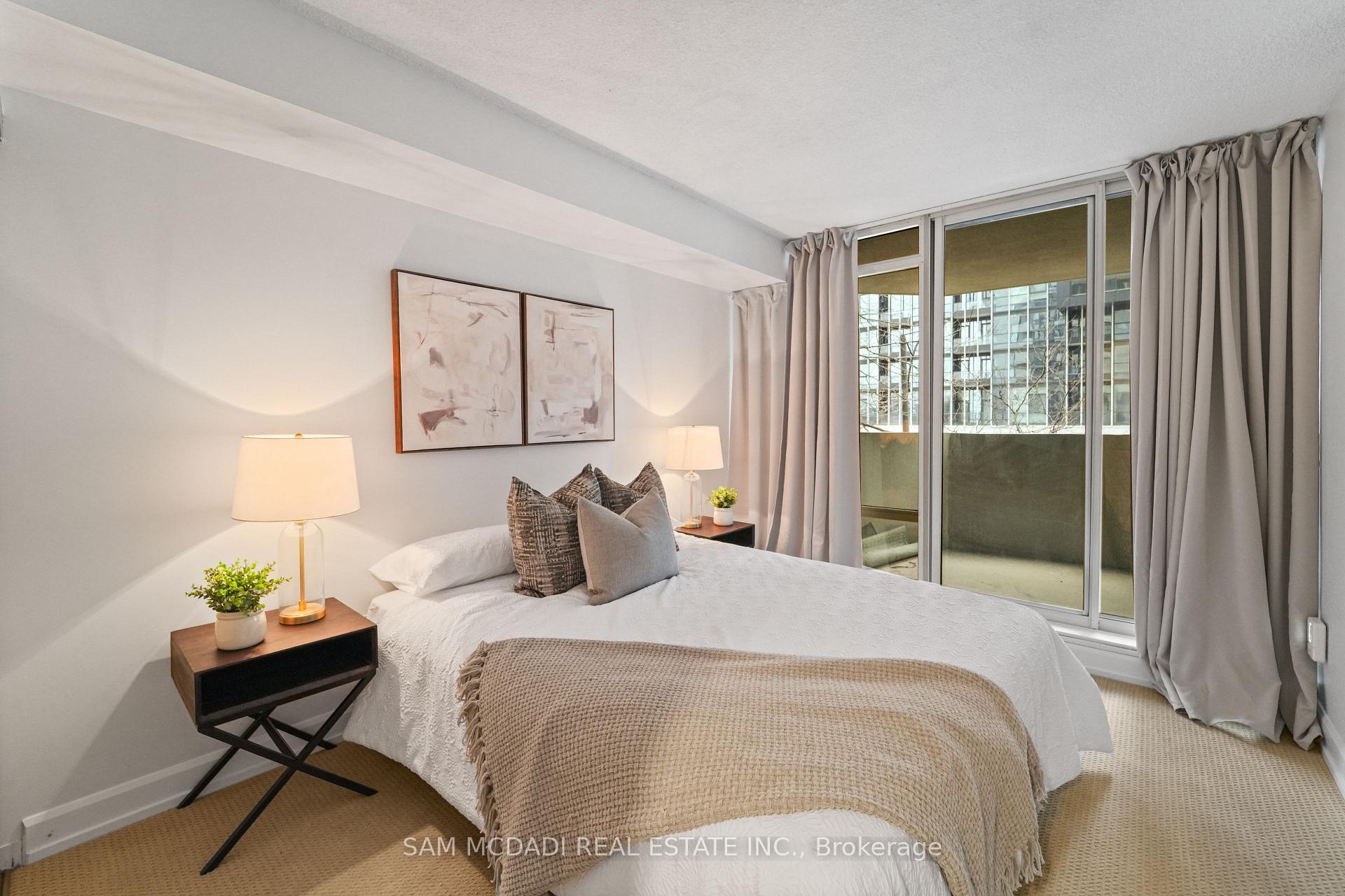 330 Rathburn Road W 305