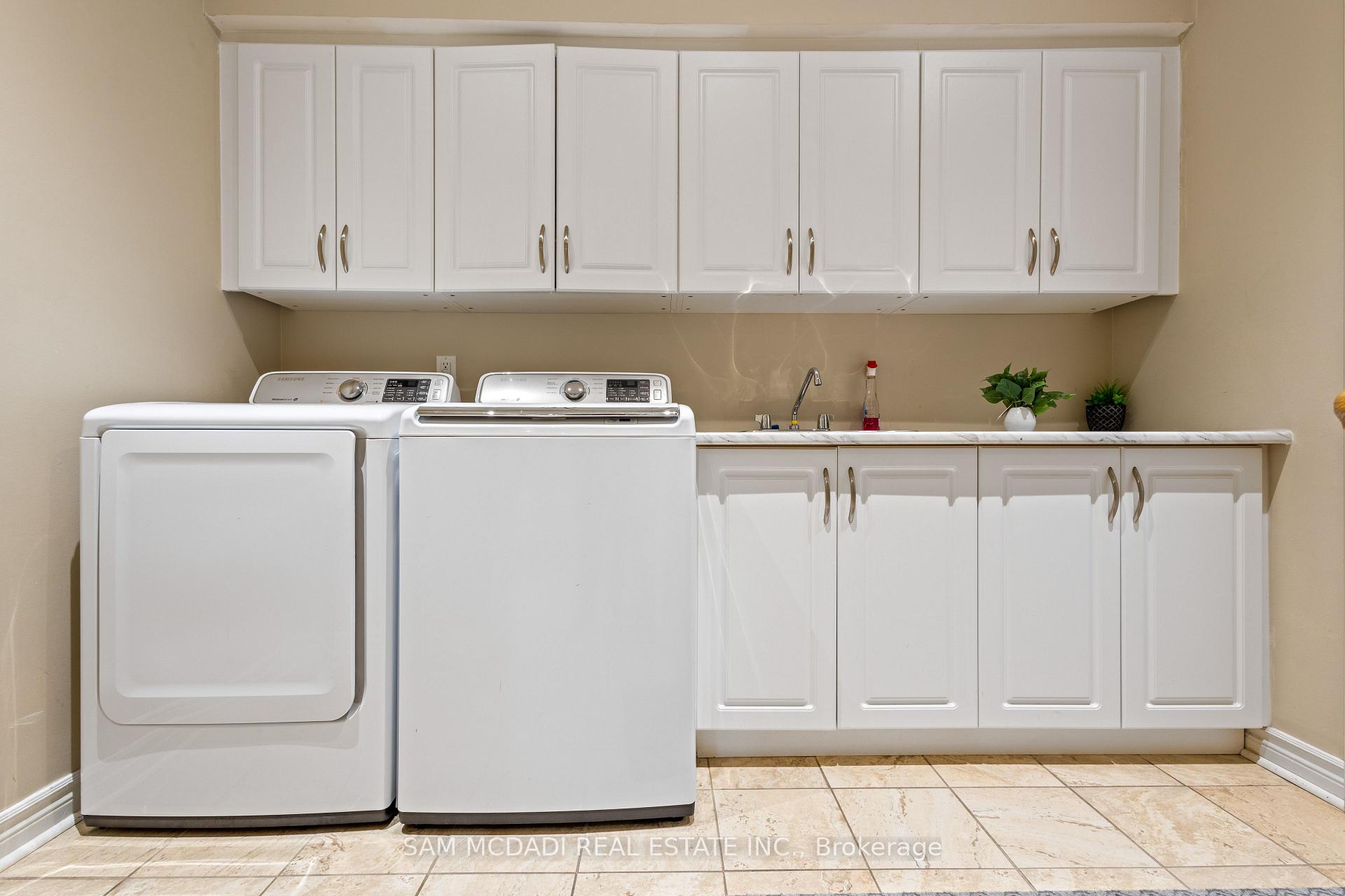 2492 Erin Centre Boulevard