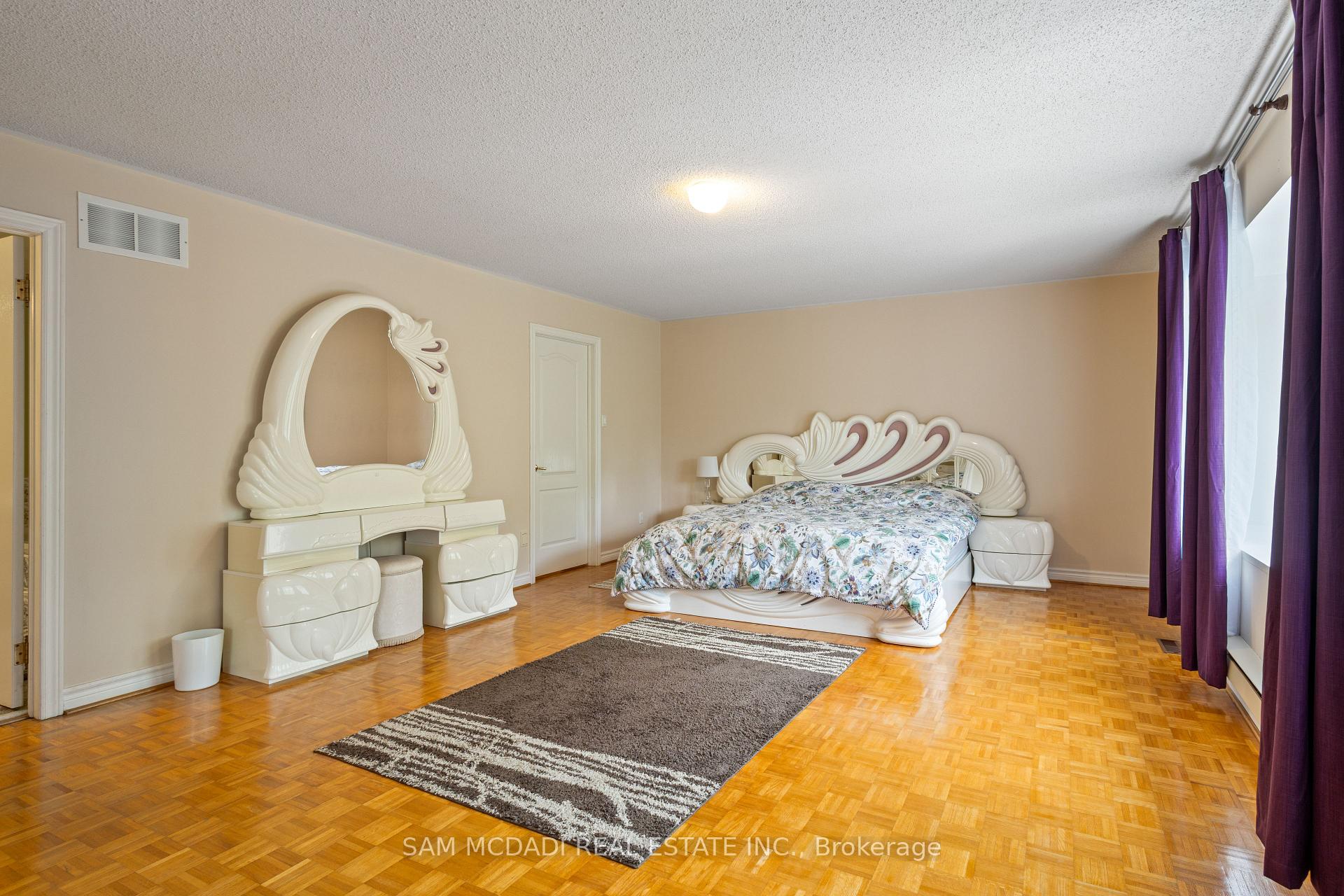 2492 Erin Centre Boulevard