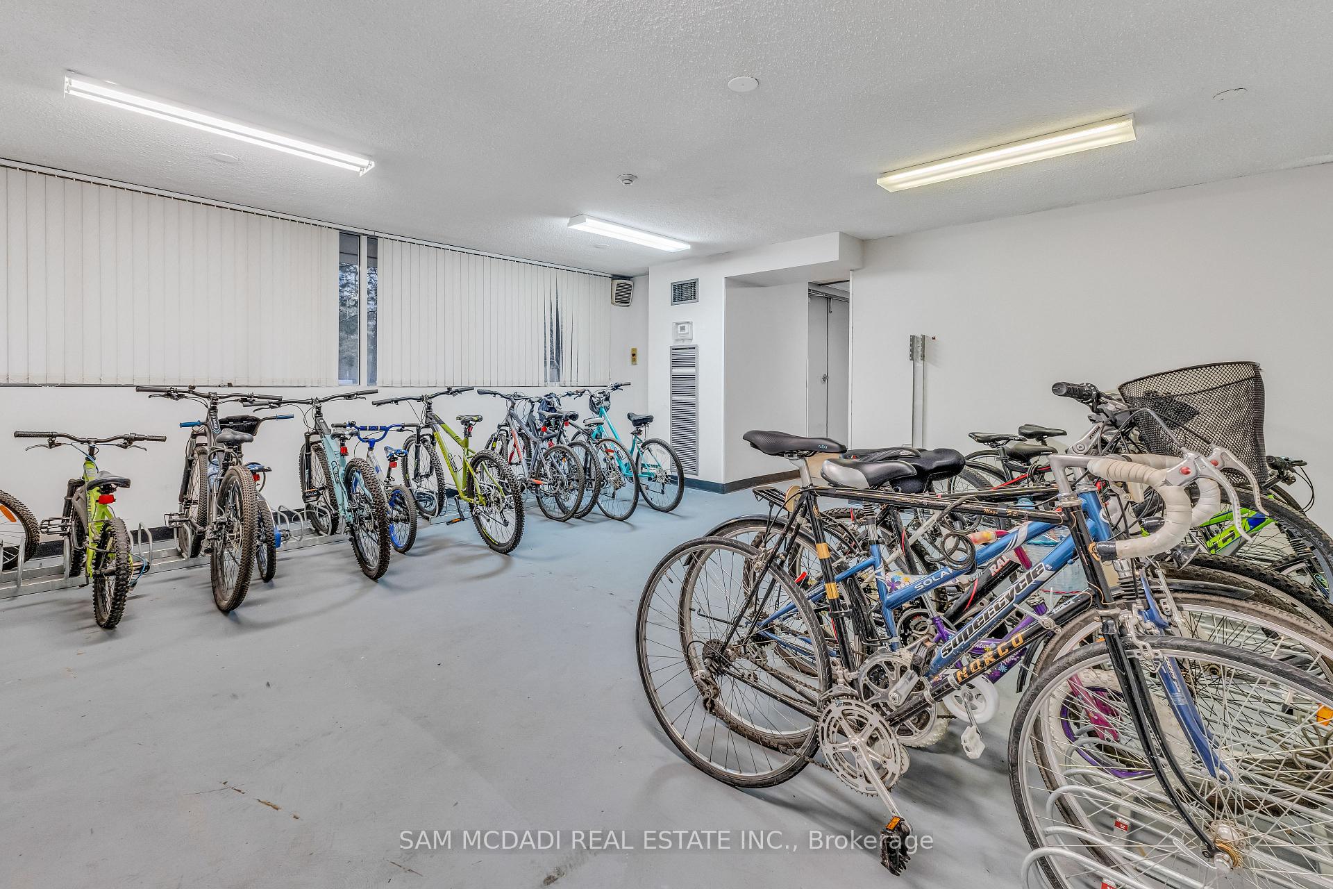 3590 Kaneff Crescent 605