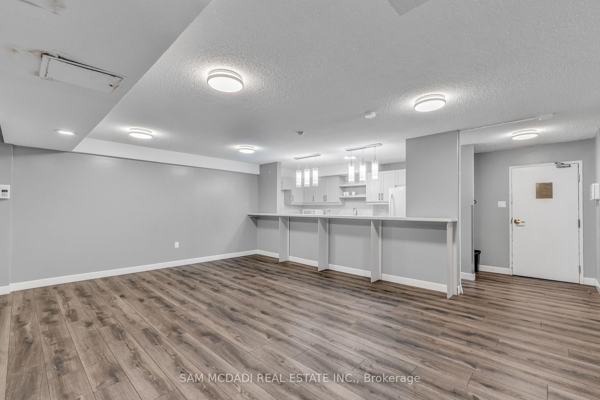 3590 Kaneff Crescent 605