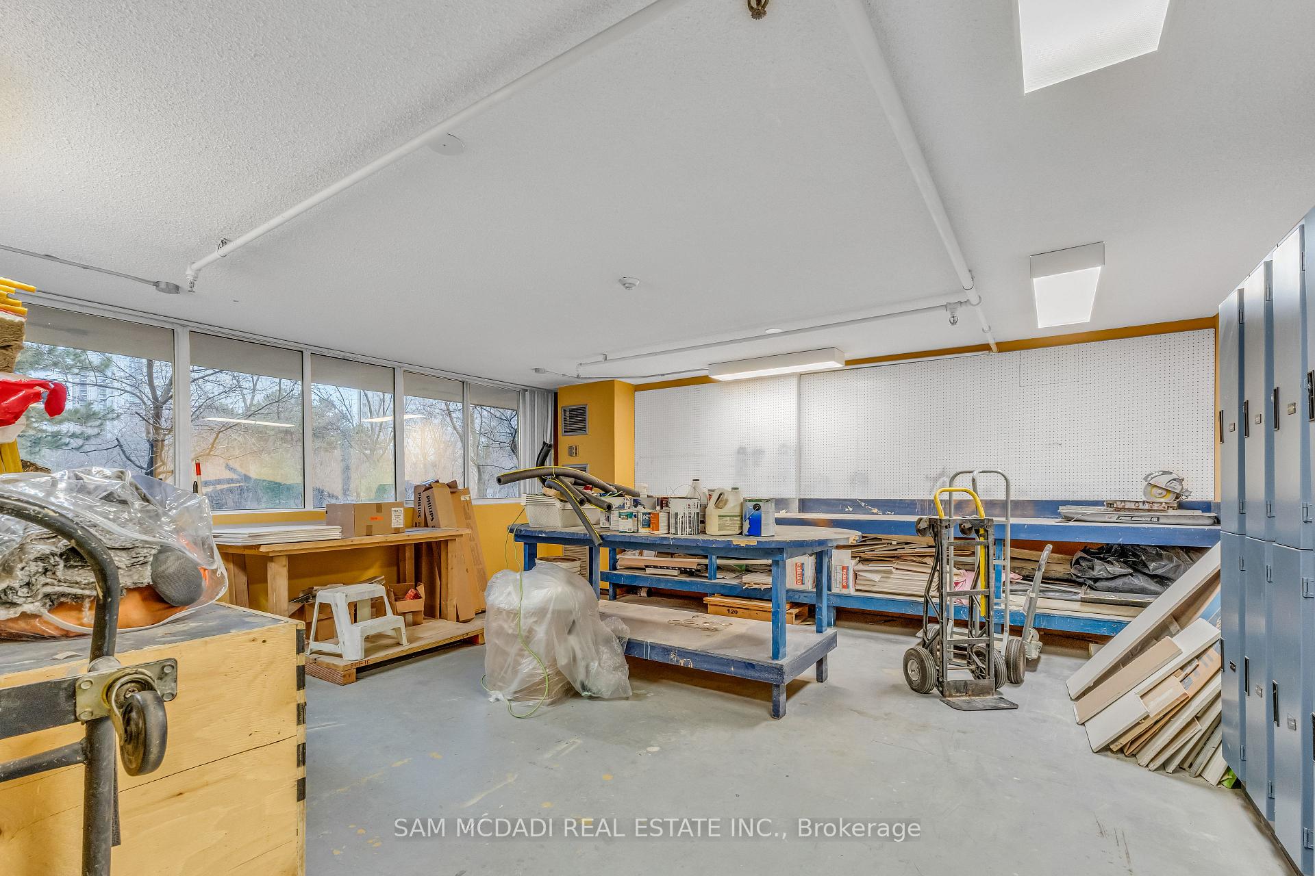 3590 Kaneff Crescent 605