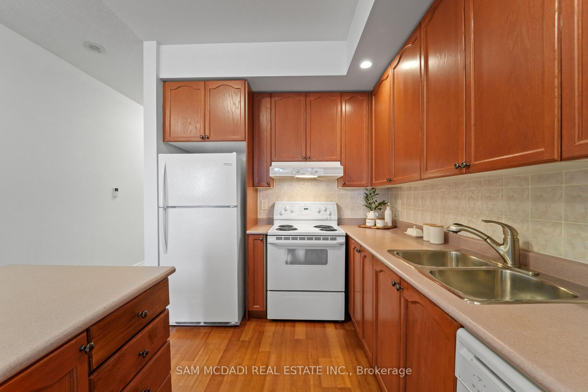 5229 Dundas Street W 2002