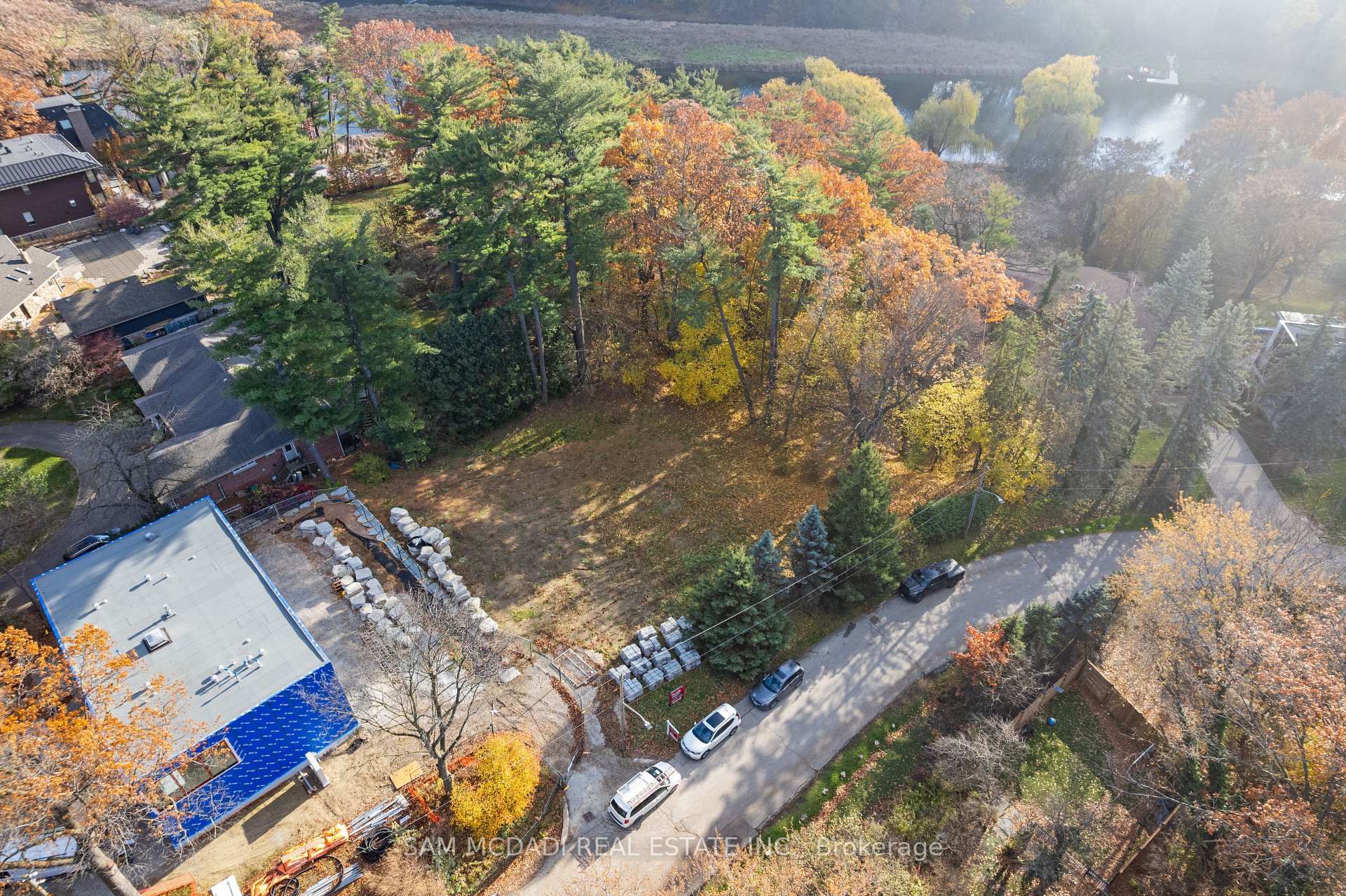 1470 Pinetree Crescent