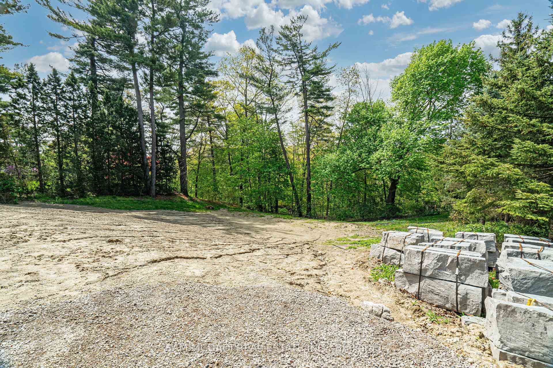 1470 Pinetree Crescent