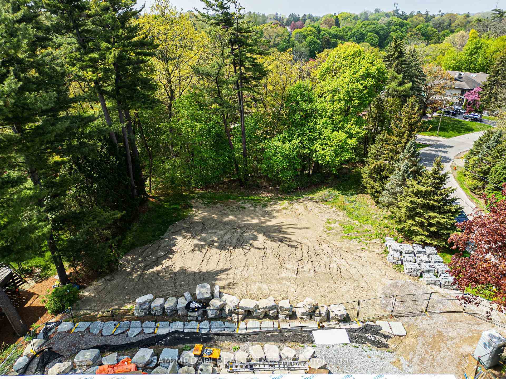 1470 Pinetree Crescent