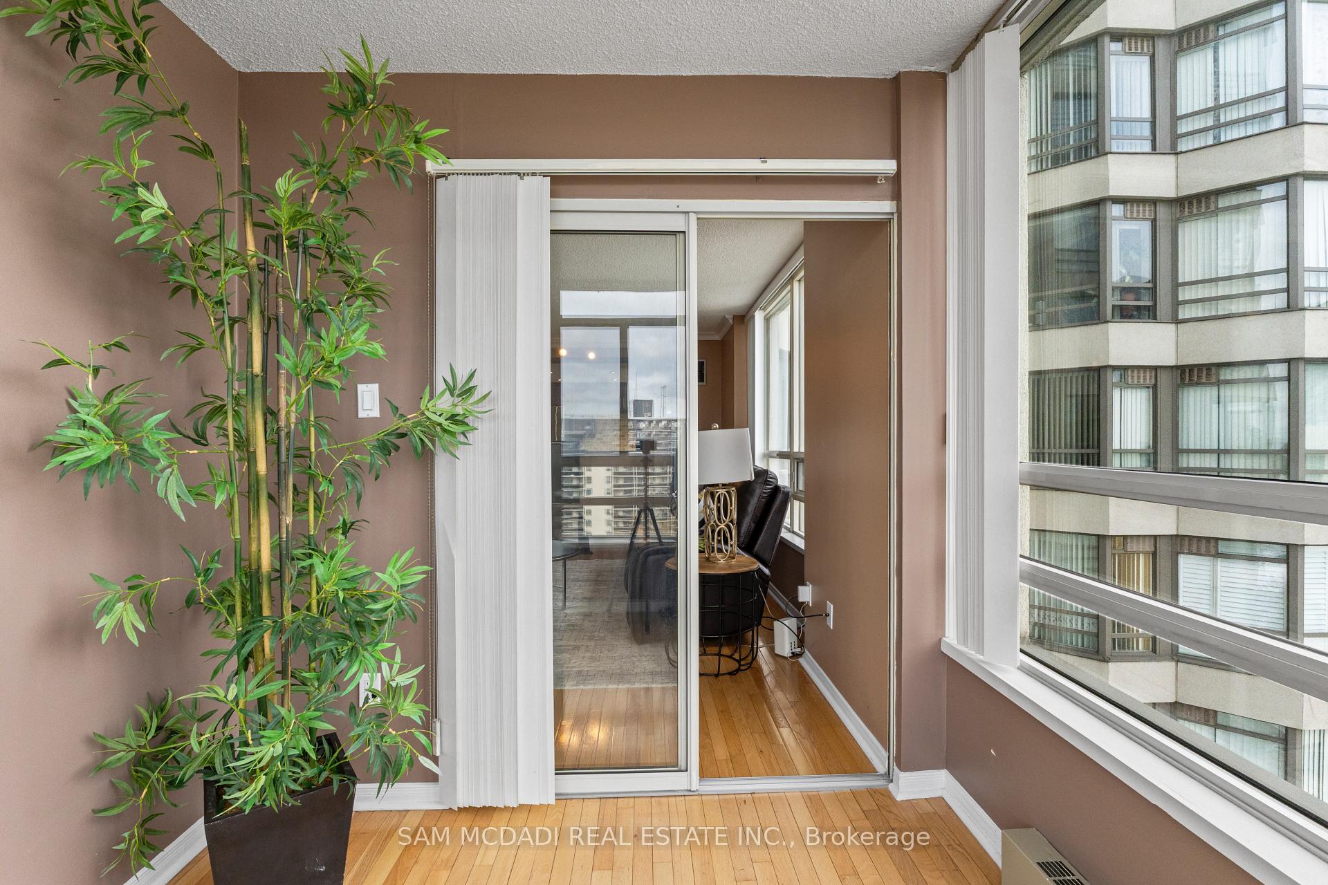 75 King Street E 1105