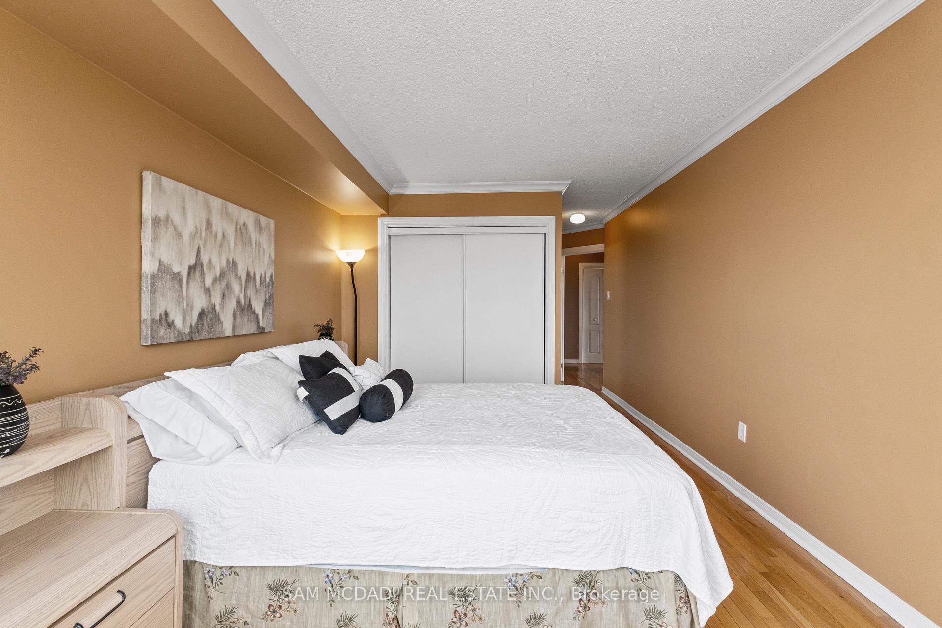 75 King Street E 1105