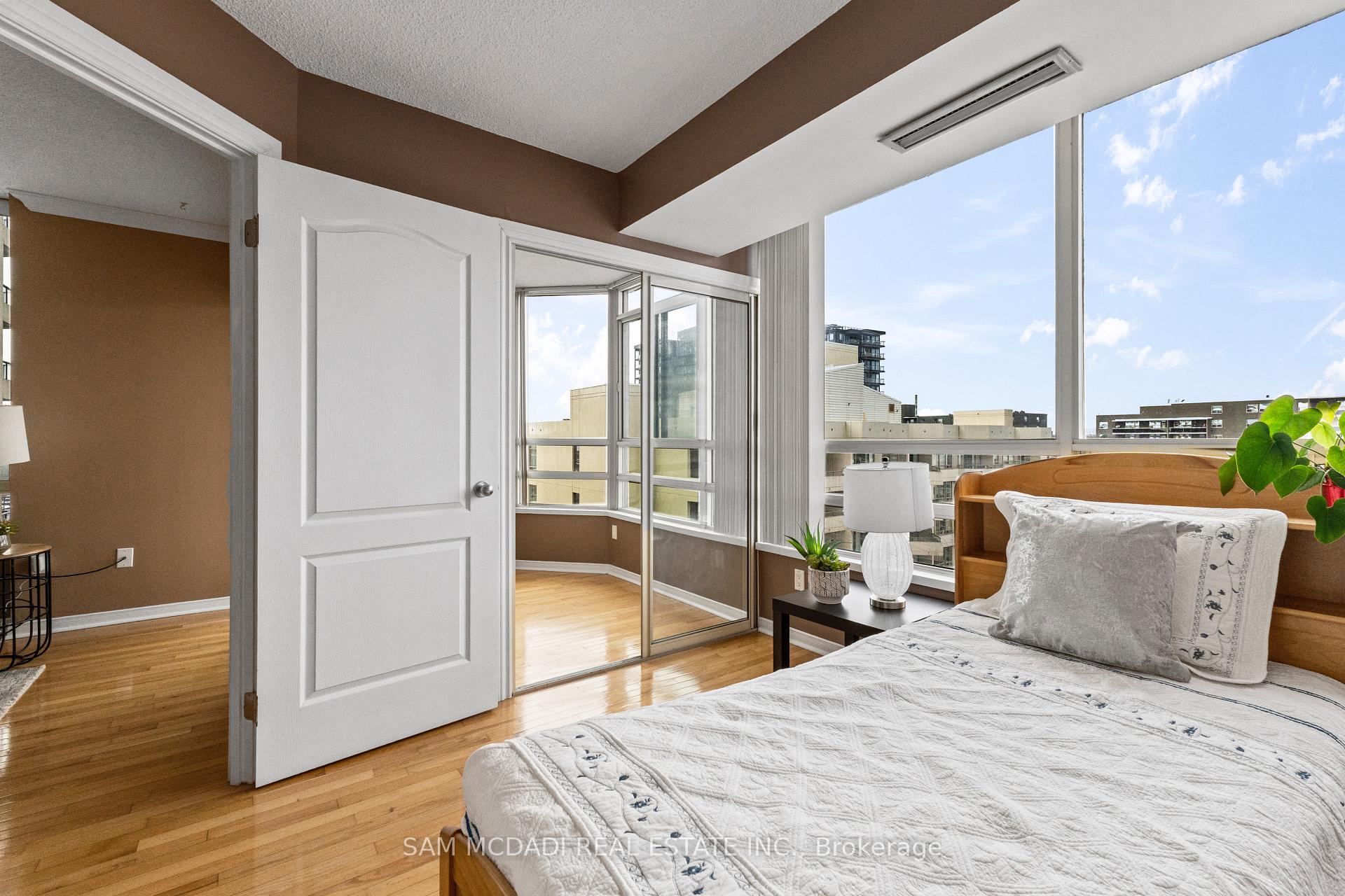 75 King Street E 1105