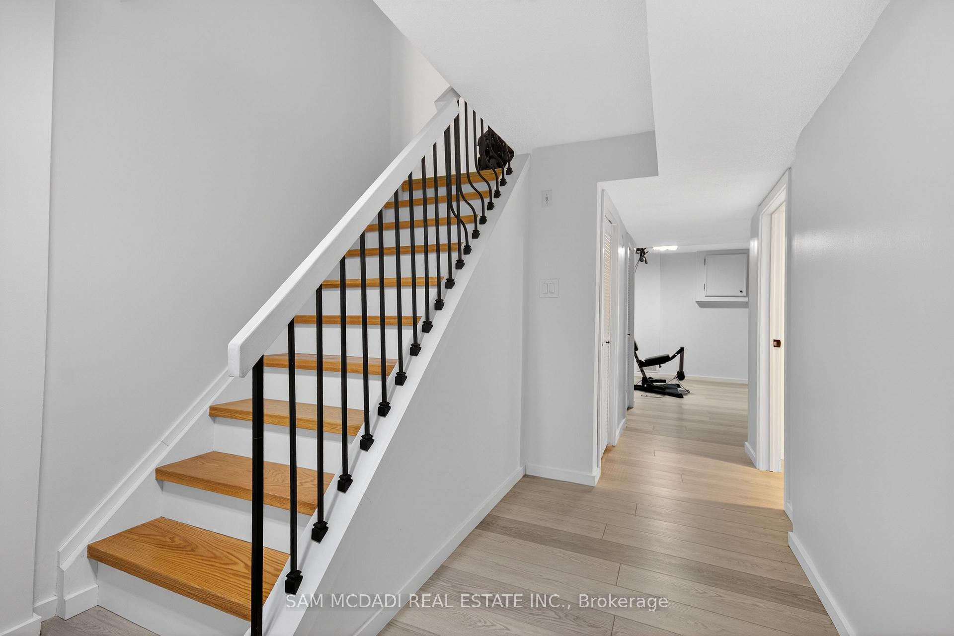 2120 Rathburn Road E 43