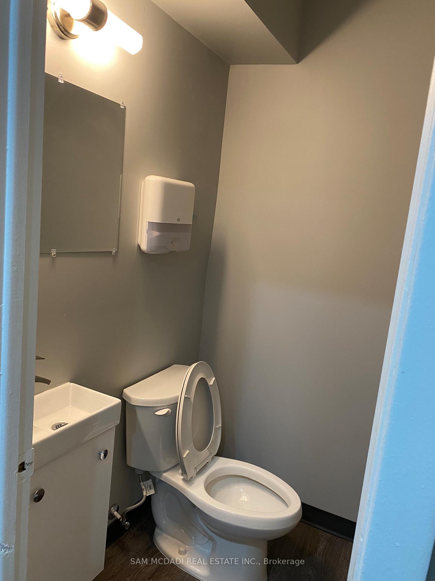 1728 Lakeshore Road W 204