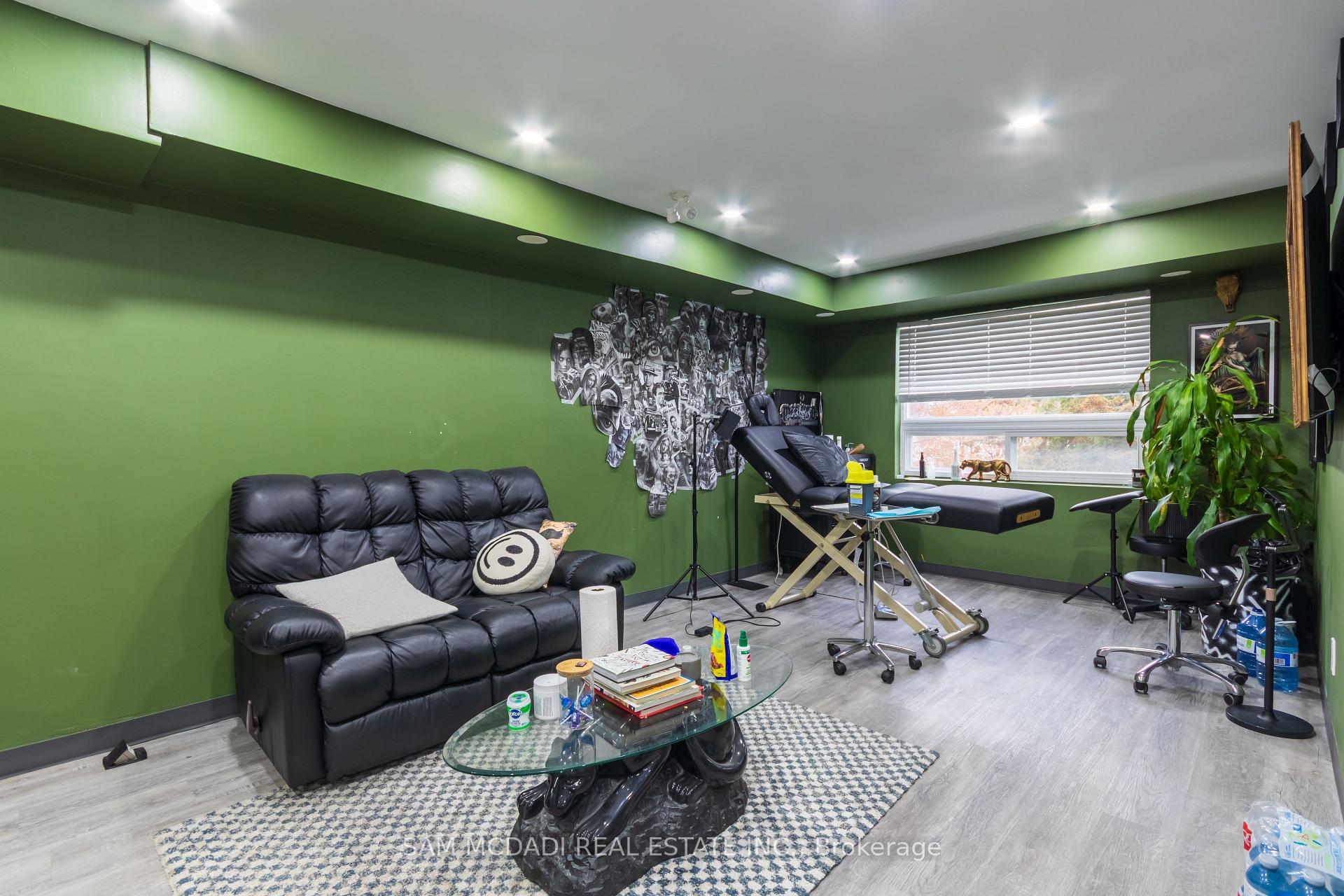 1728 Lakeshore Road W 204