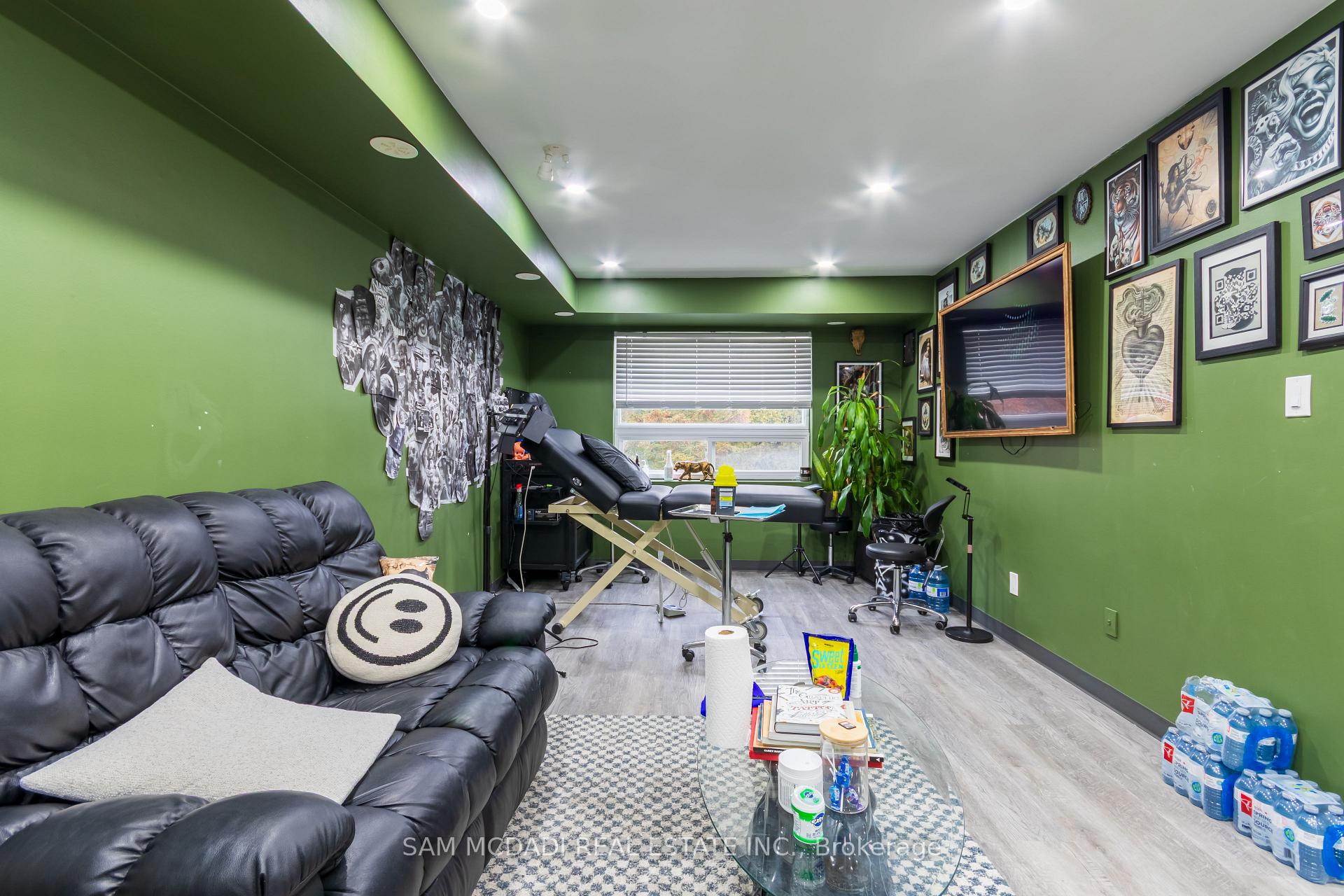 1728 Lakeshore Road W 204