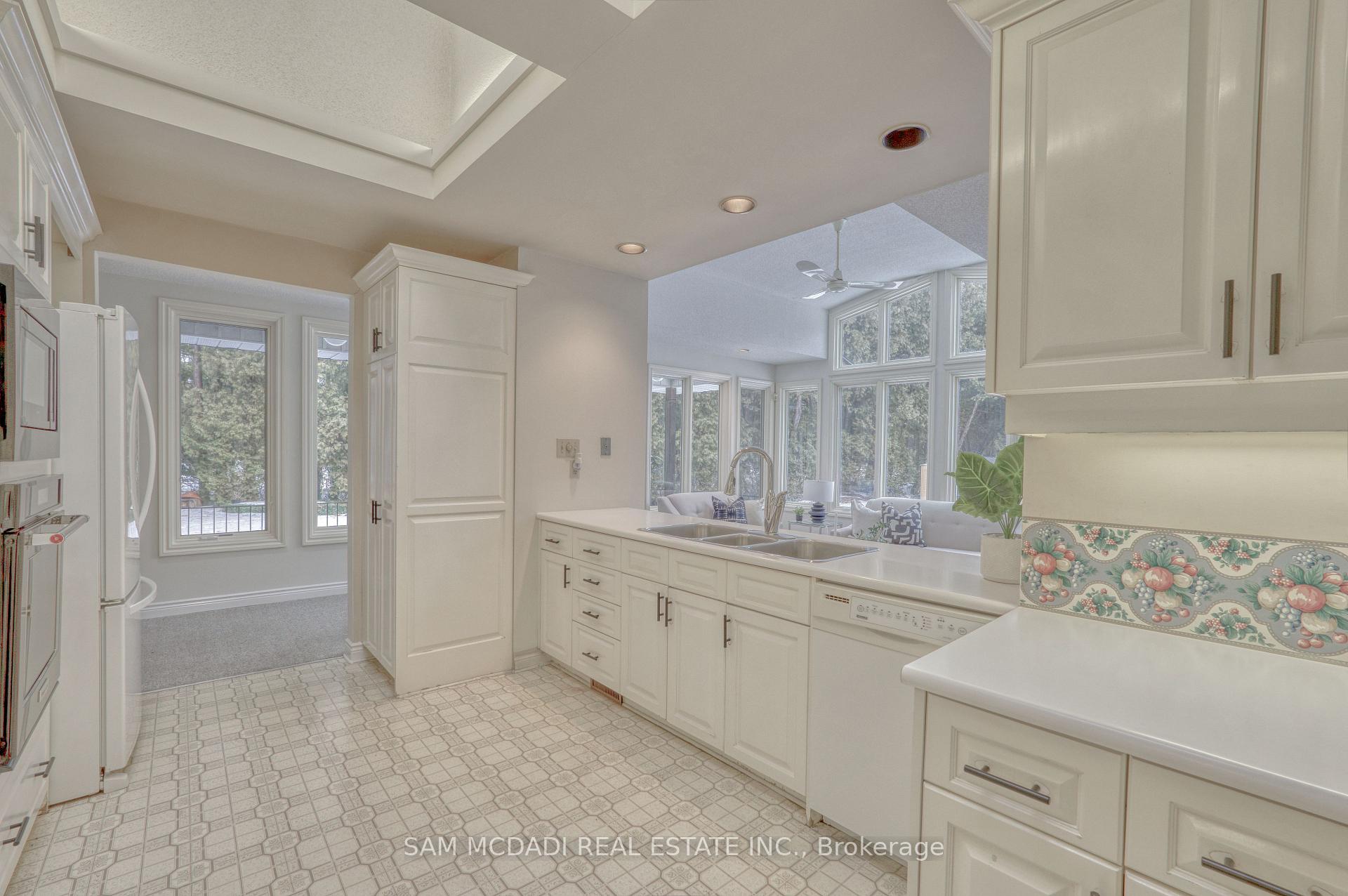 521 Vanessa Crescent