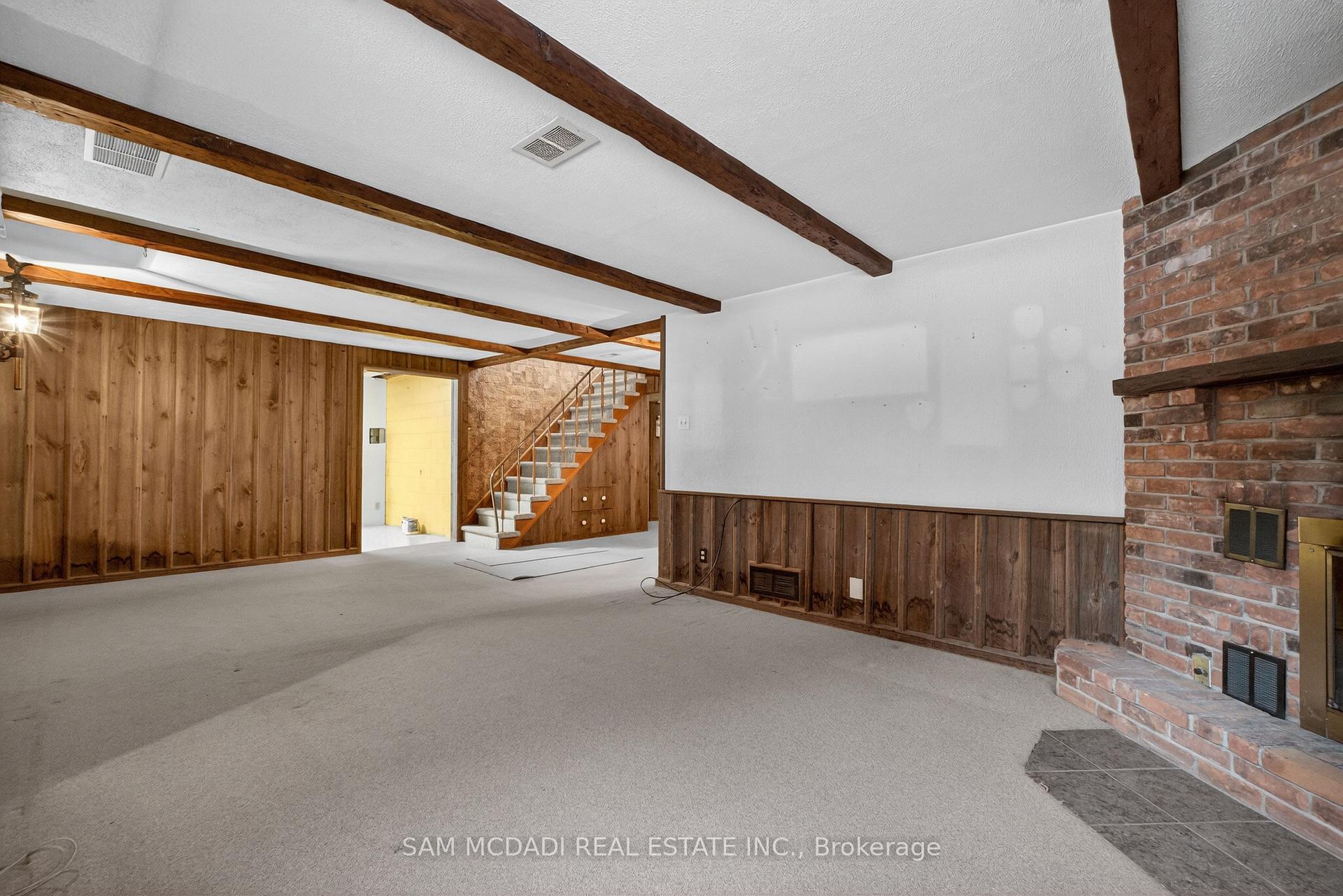 521 Vanessa Crescent