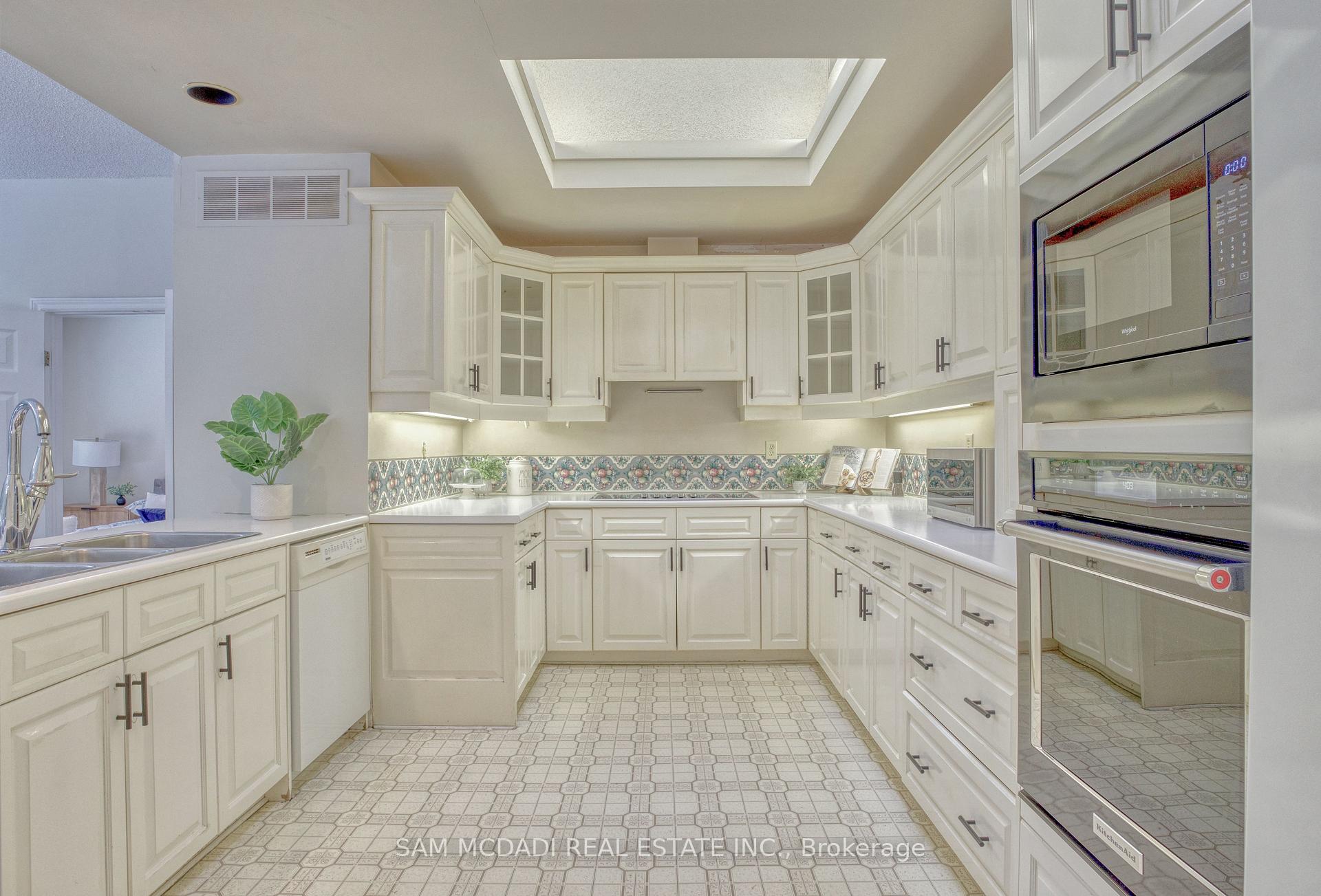 521 Vanessa Crescent