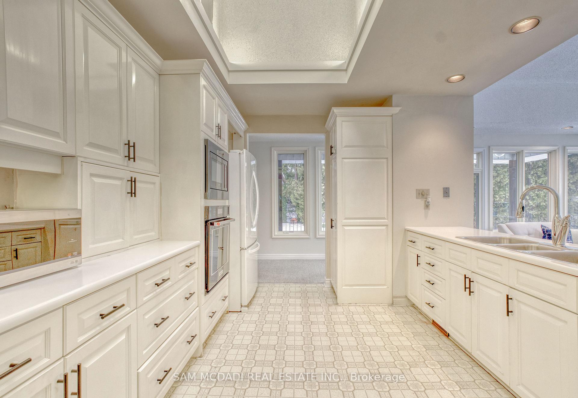 521 Vanessa Crescent