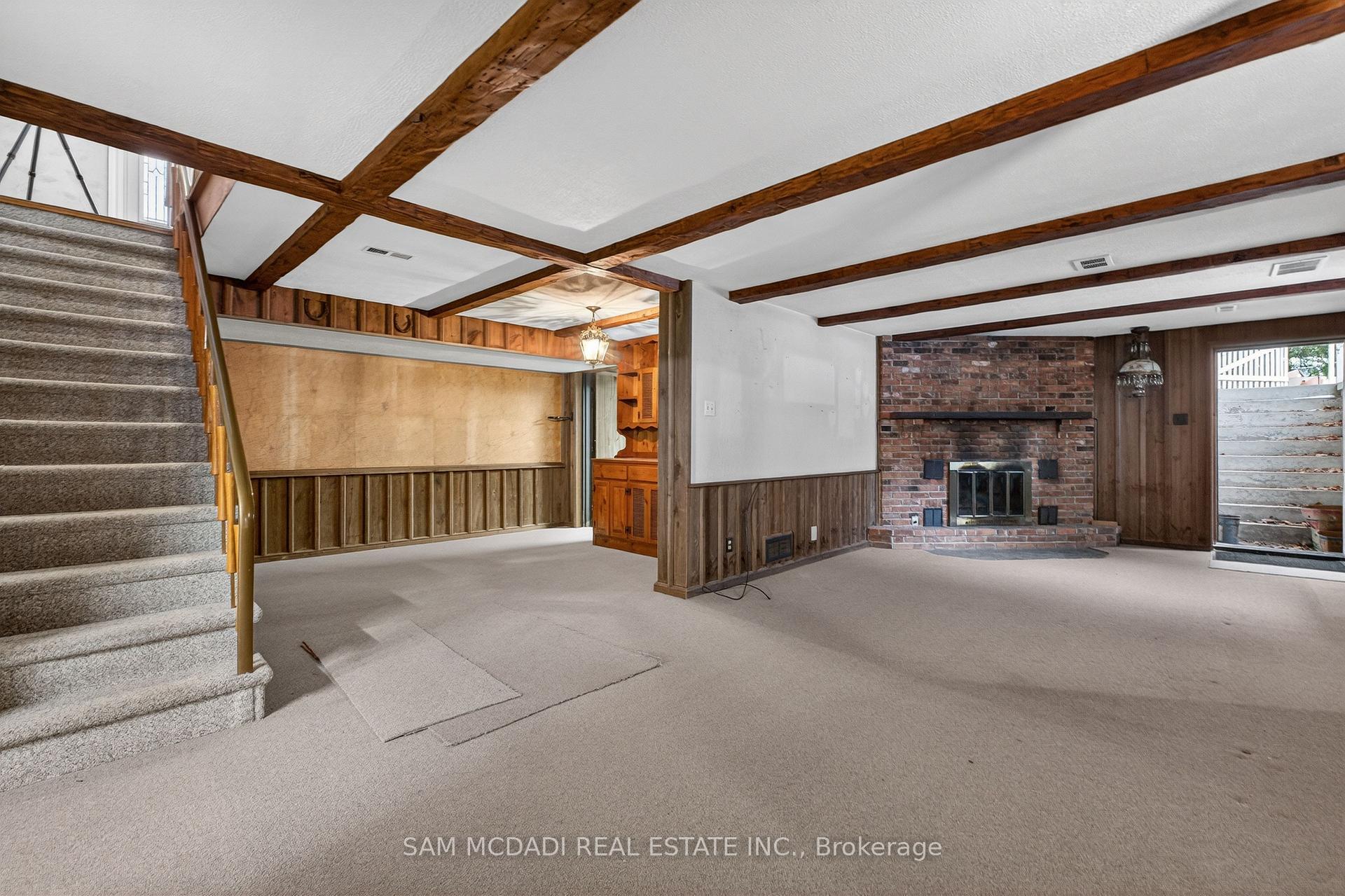 521 Vanessa Crescent