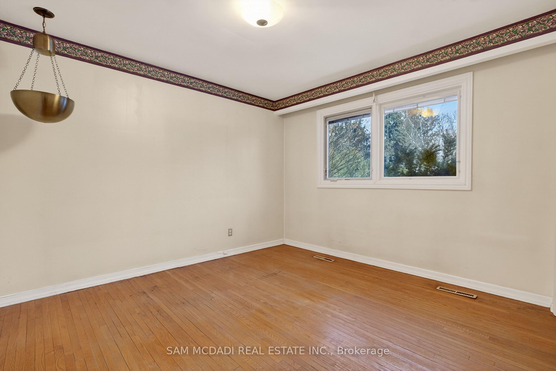 521 Vanessa Crescent