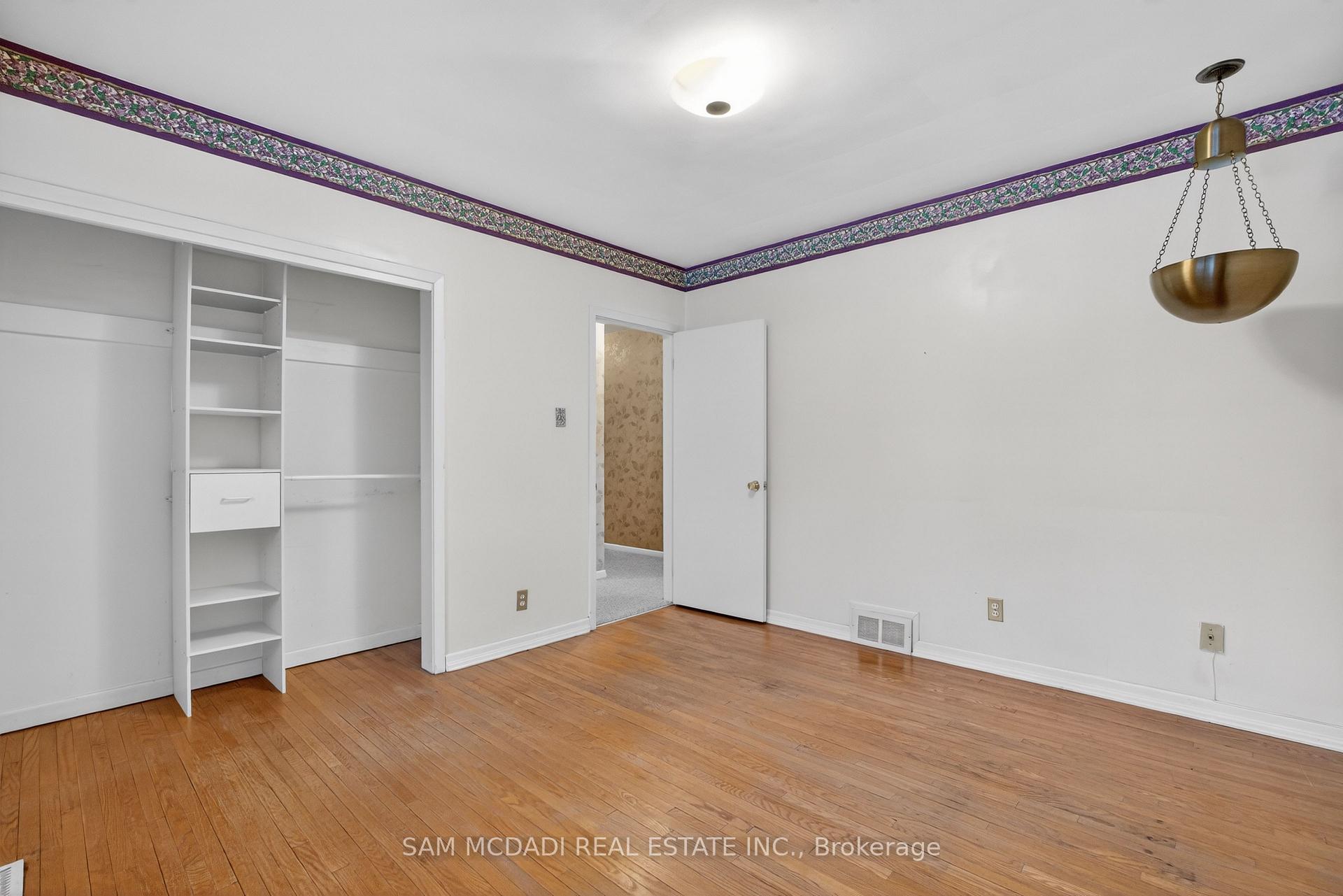 521 Vanessa Crescent