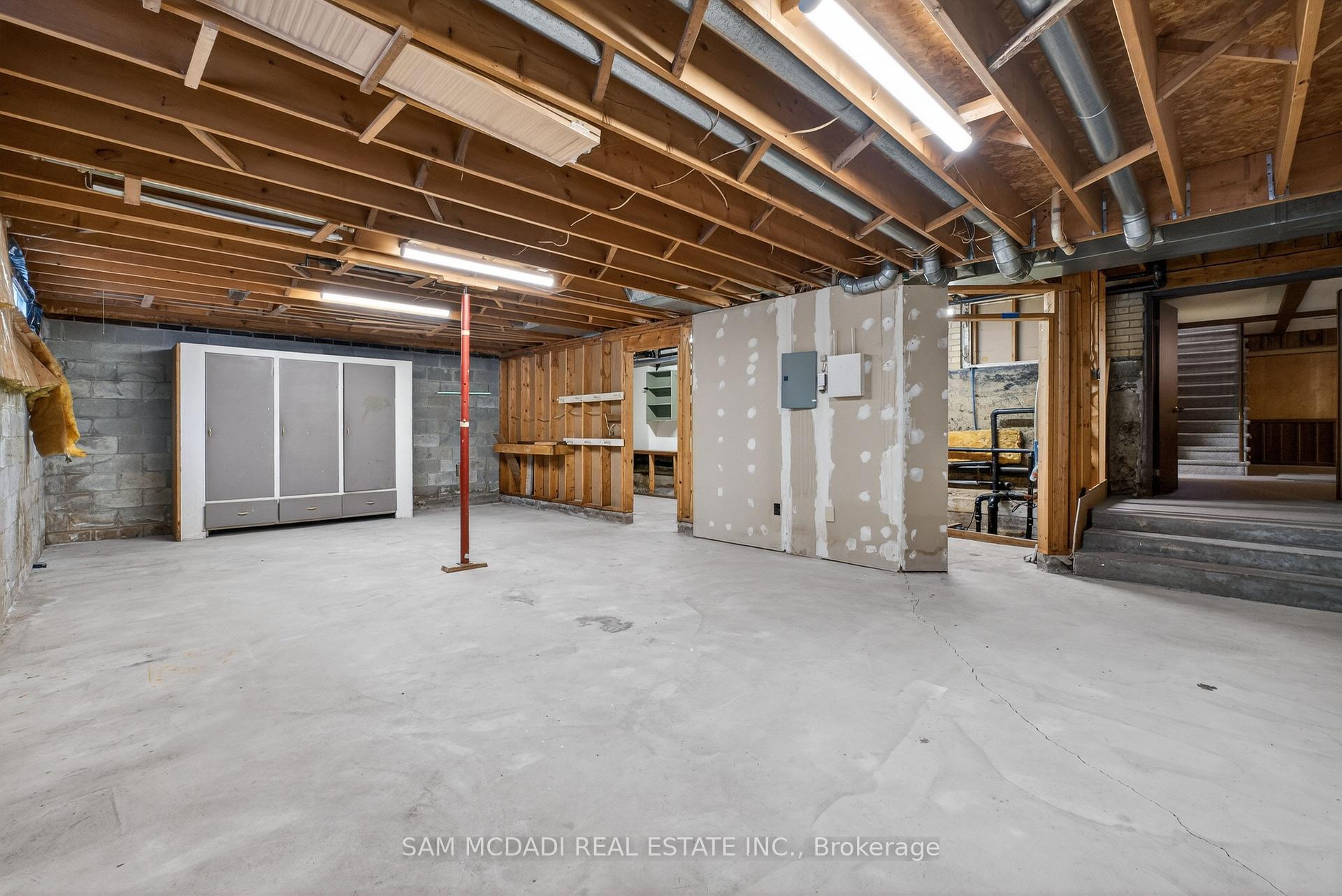 521 Vanessa Crescent