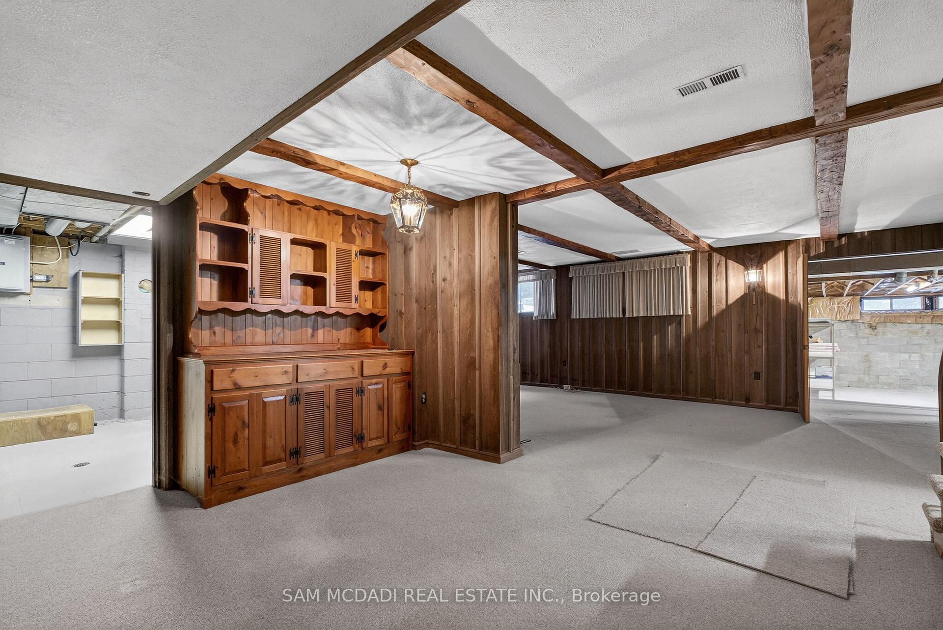 521 Vanessa Crescent