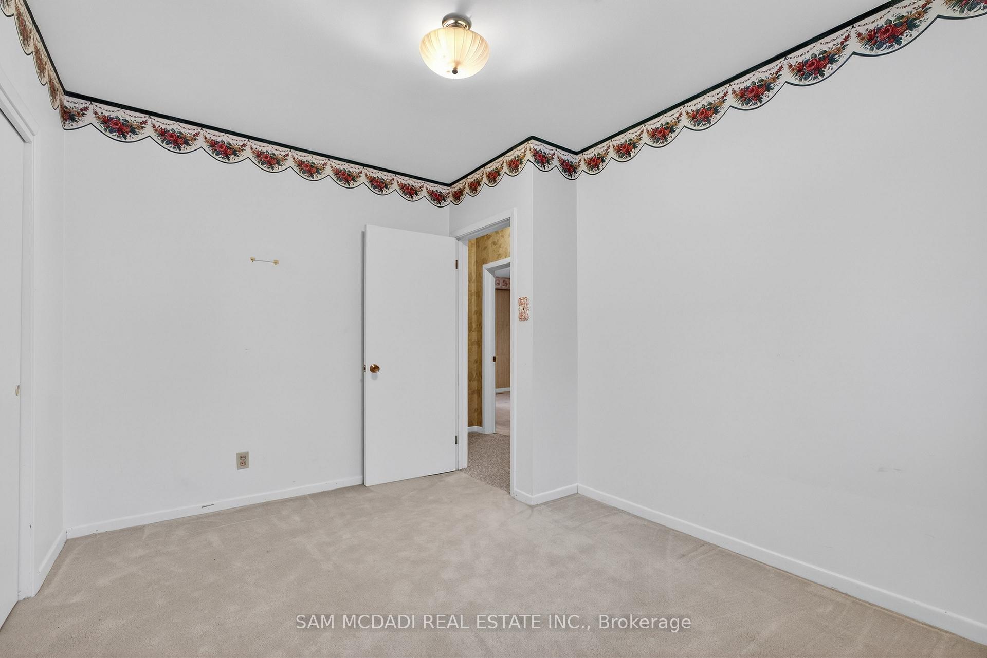 521 Vanessa Crescent