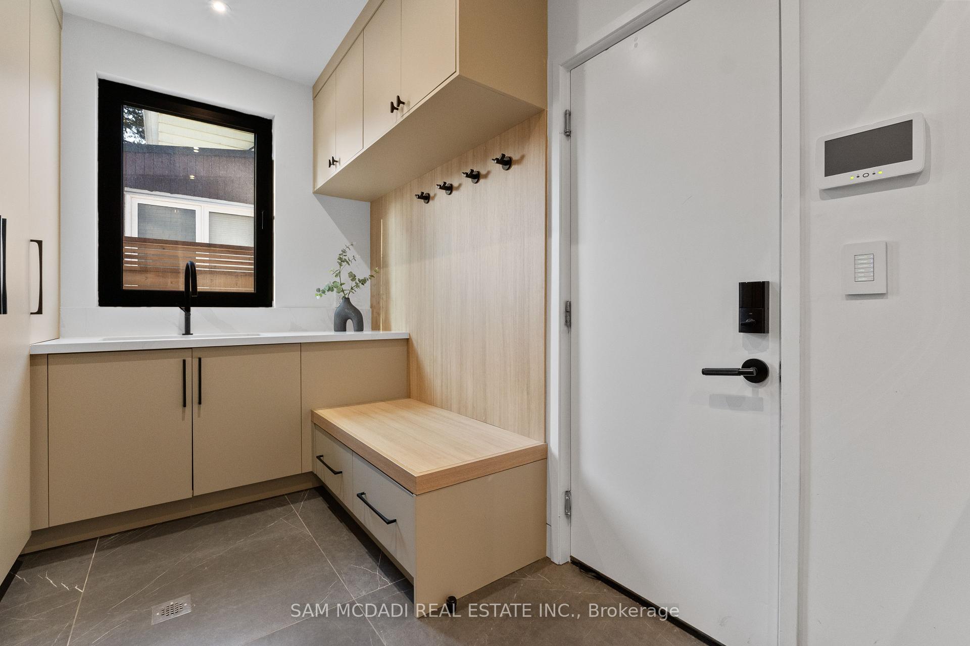 2186 Harcourt Crescent