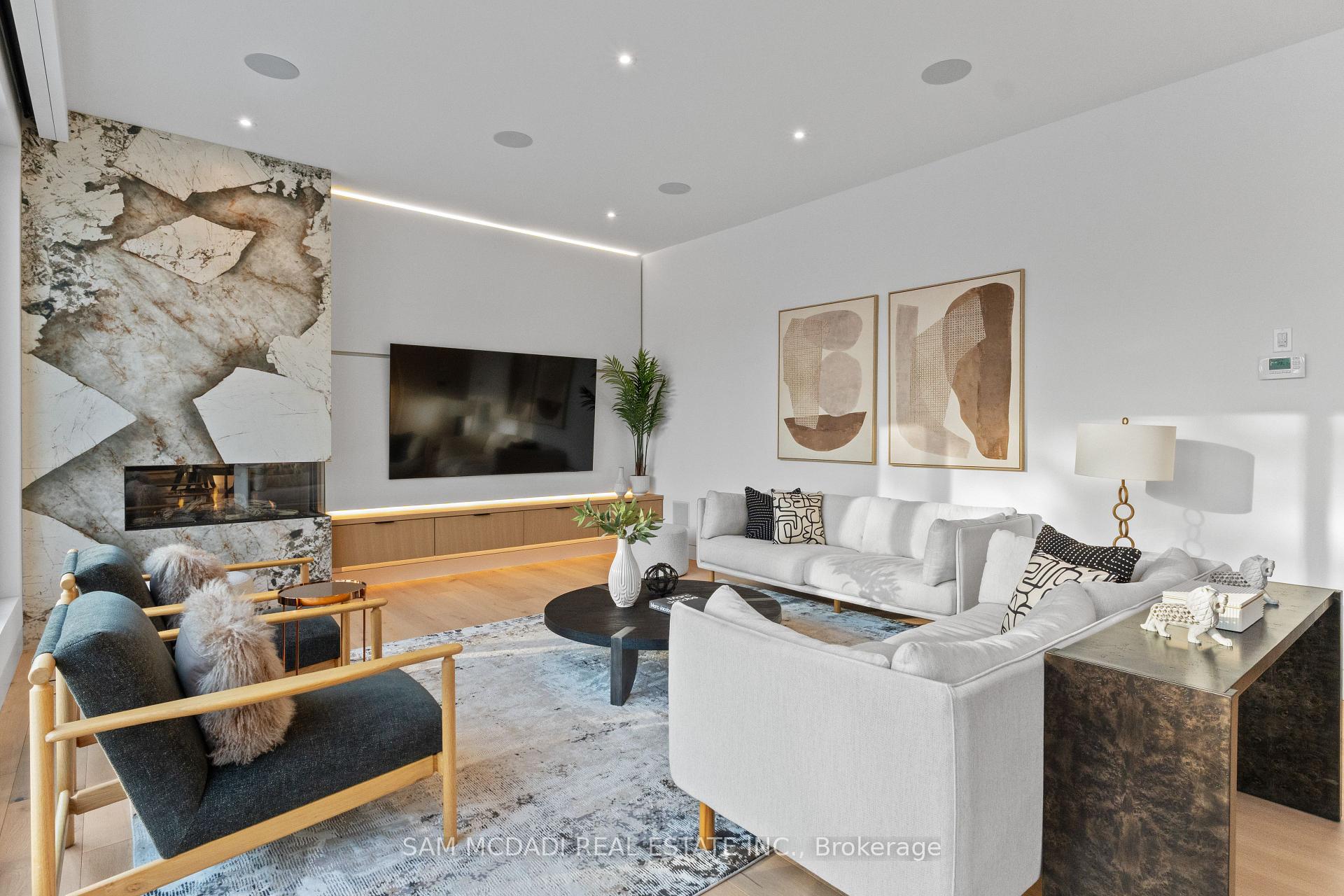 2186 Harcourt Crescent