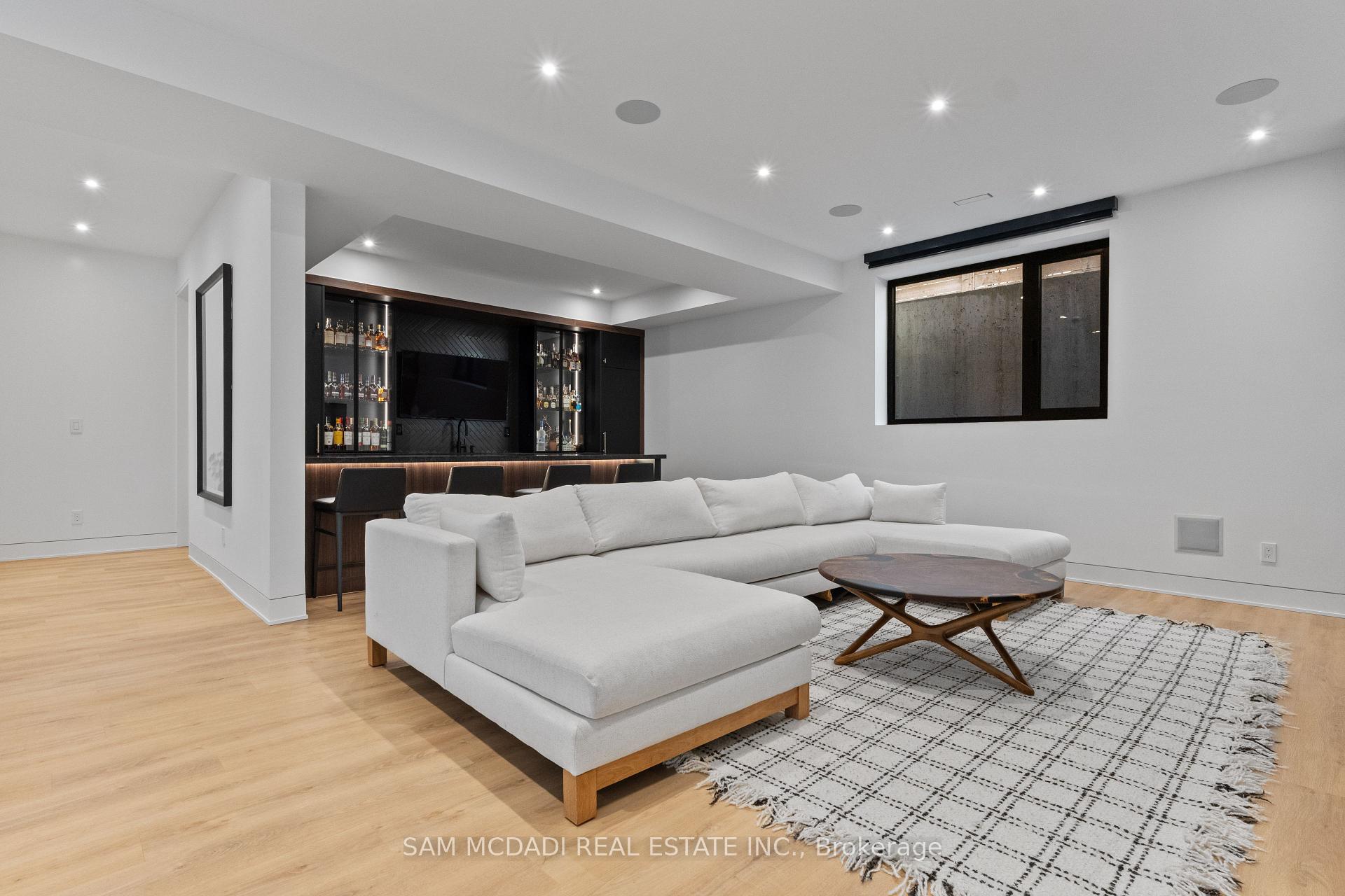 2186 Harcourt Crescent