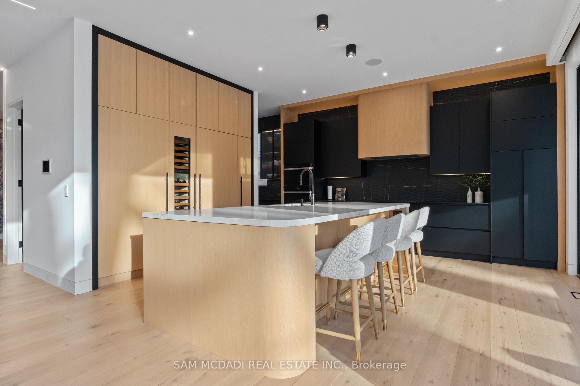 2186 Harcourt Crescent