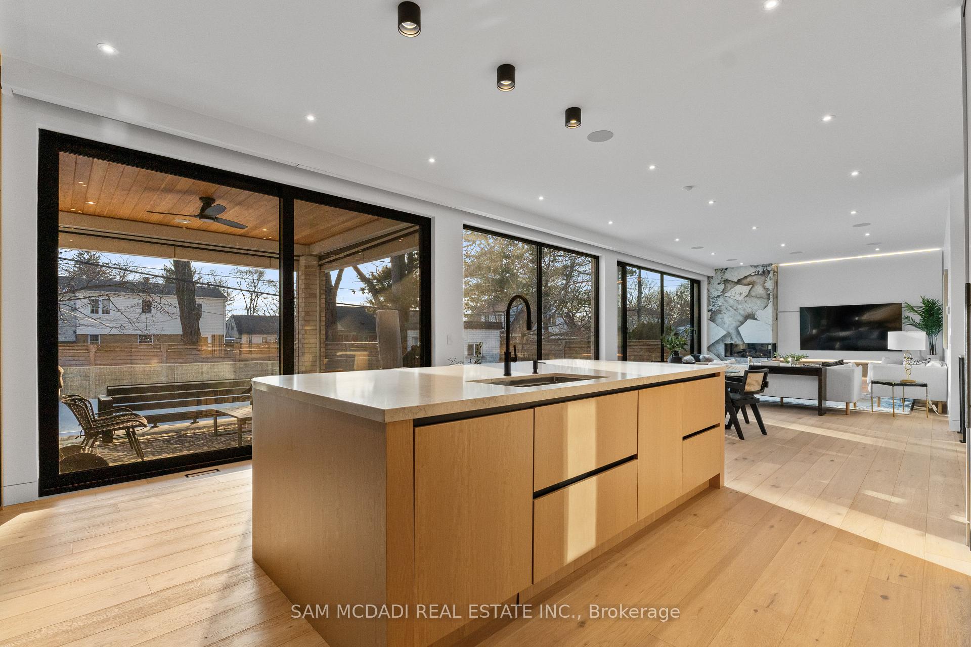 2186 Harcourt Crescent