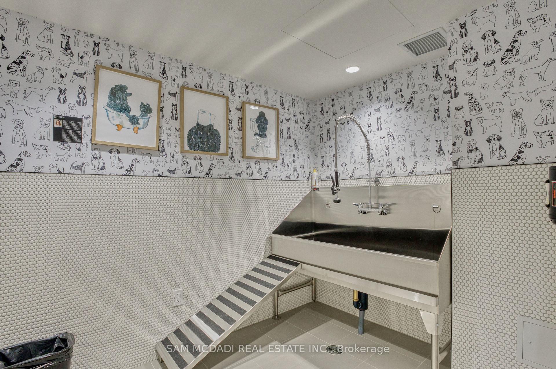 2495 Eglinton Avenue W 514