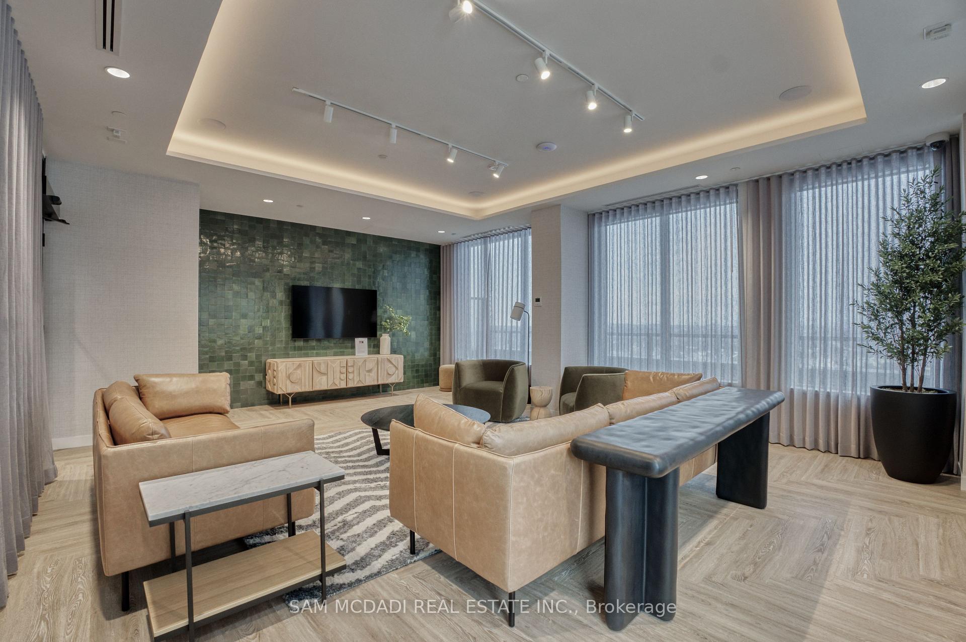 2495 Eglinton Avenue W 514