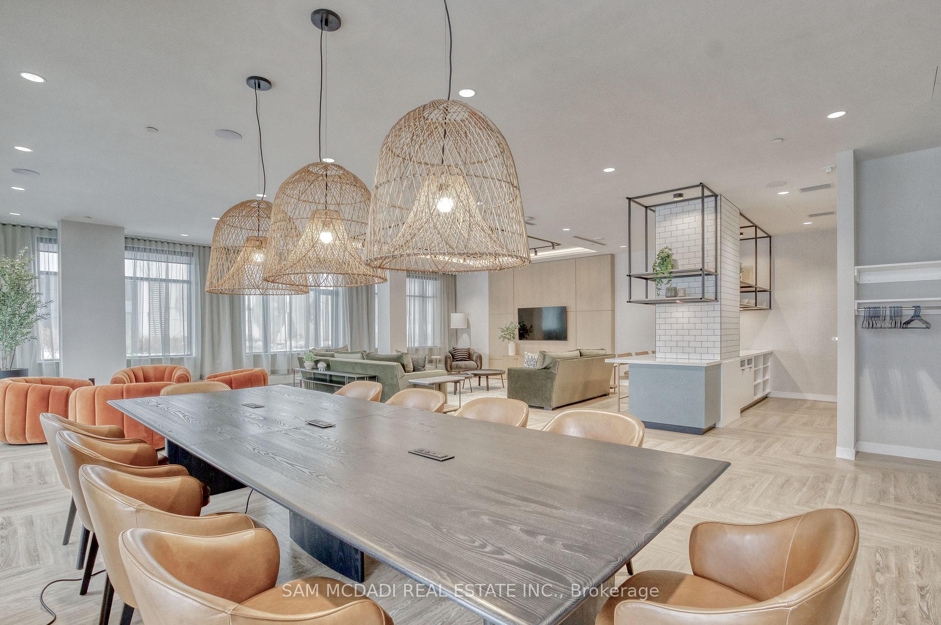 2495 Eglinton Avenue W 514