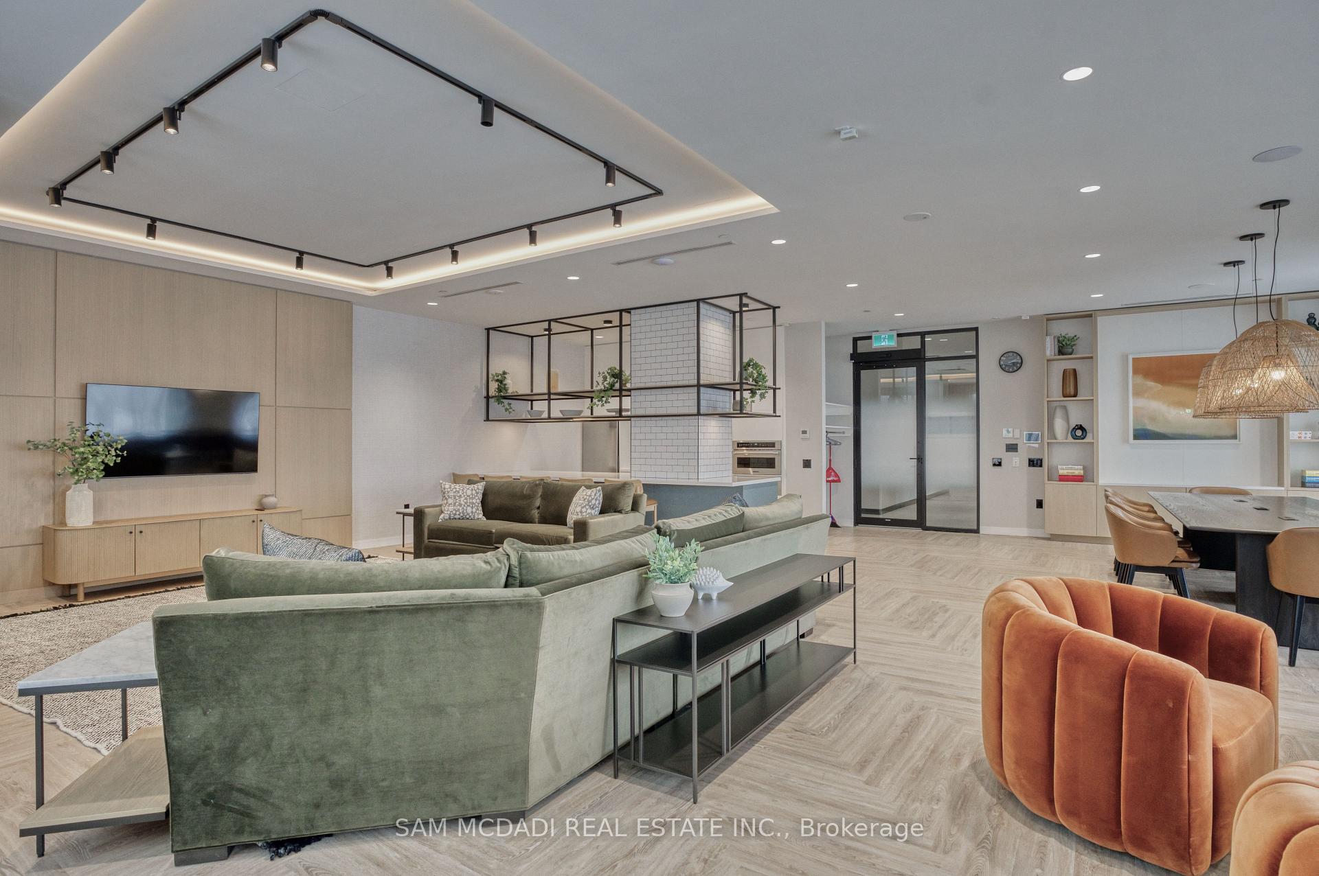 2495 Eglinton Avenue W 514