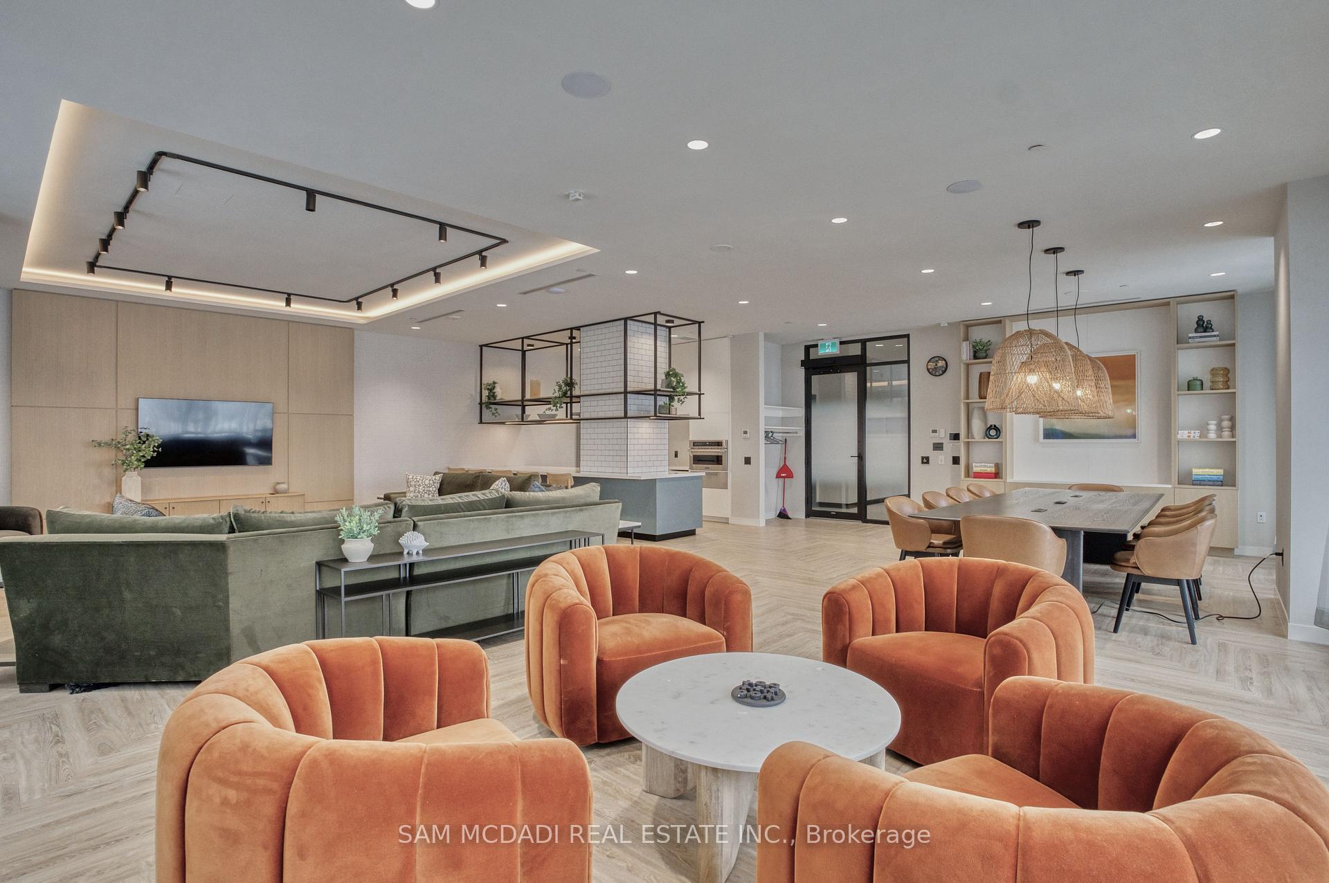 2495 Eglinton Avenue W 514