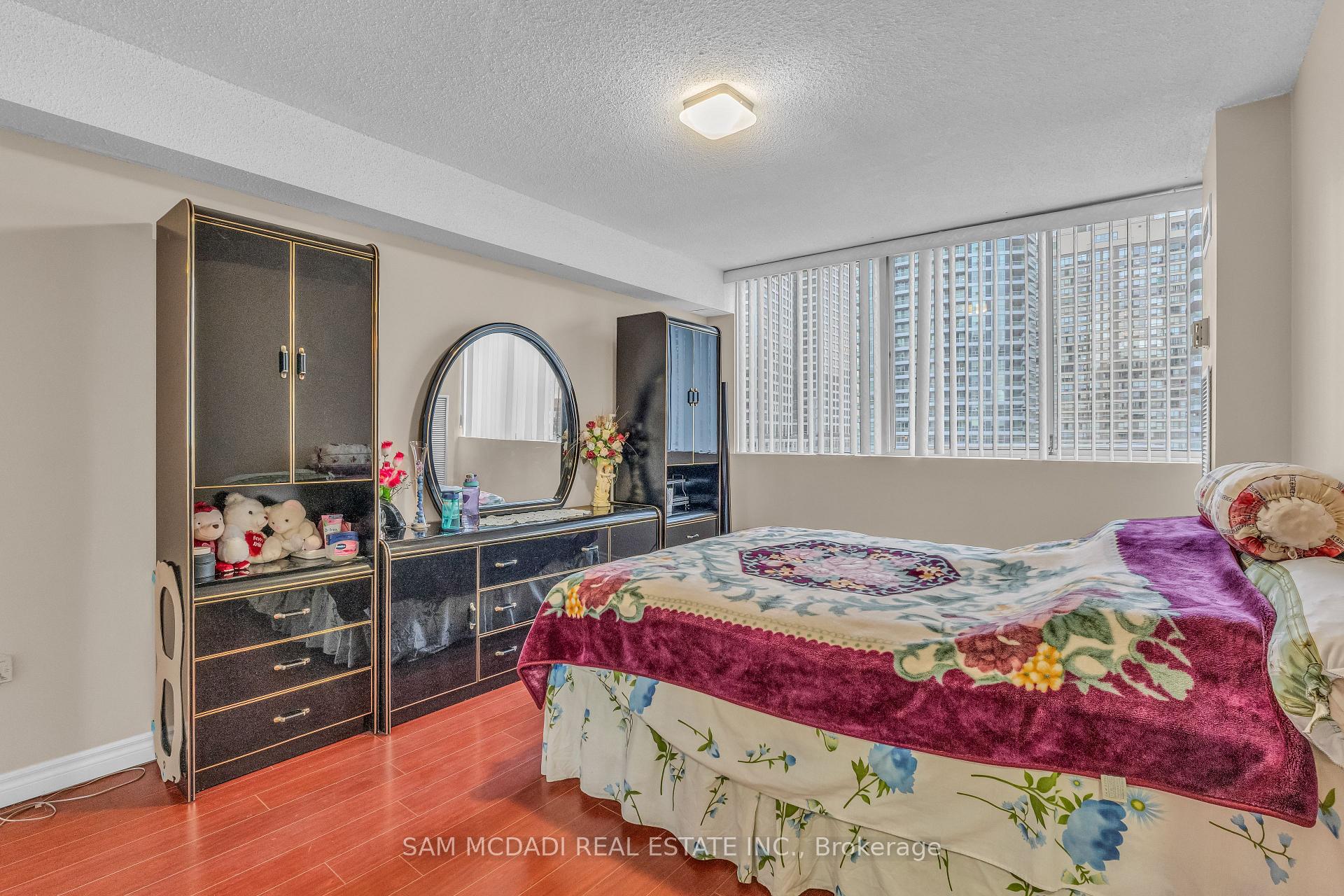 3590 Kaneff Crescent 605