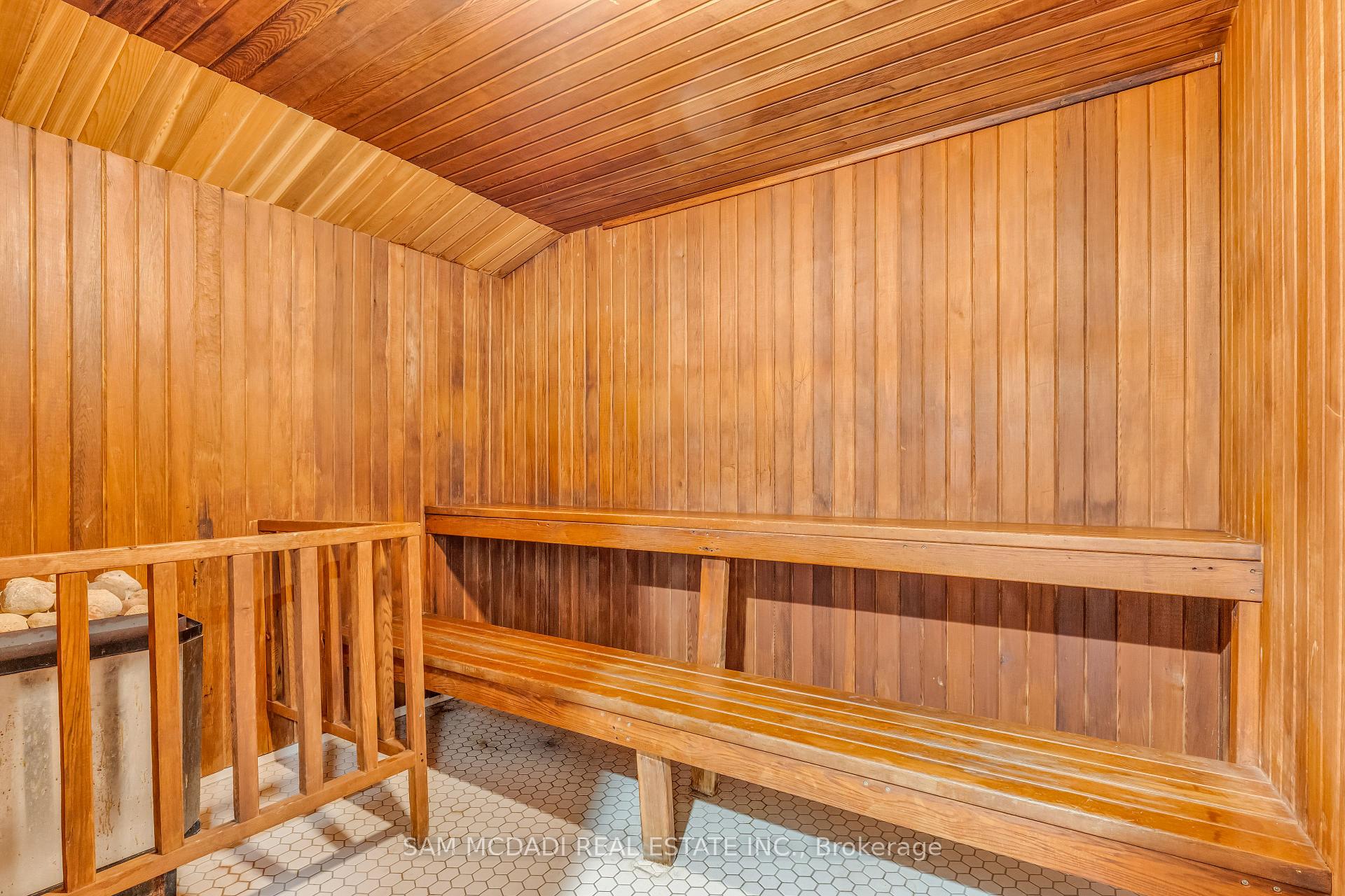 3590 Kaneff Crescent 605