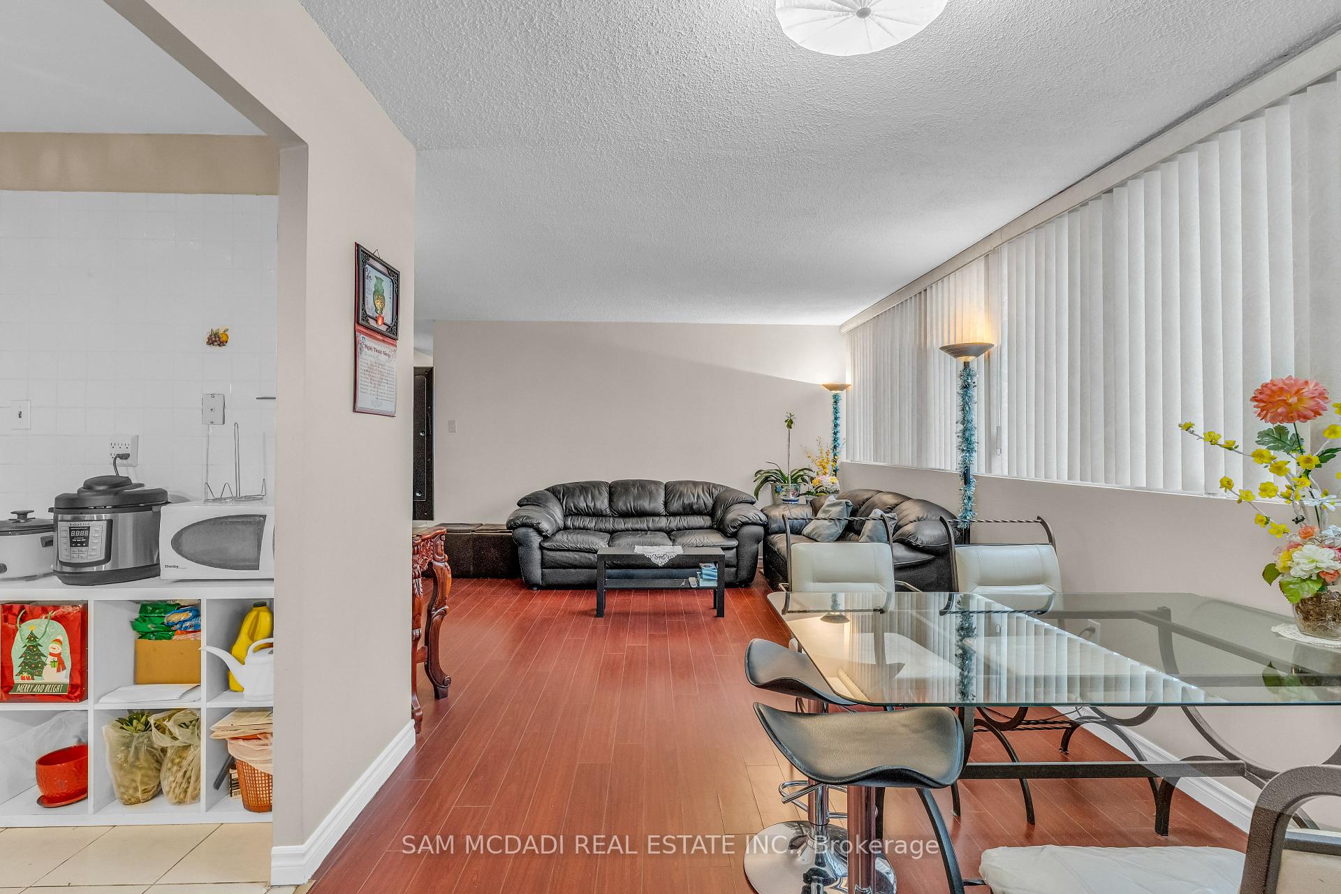 3590 Kaneff Crescent 605