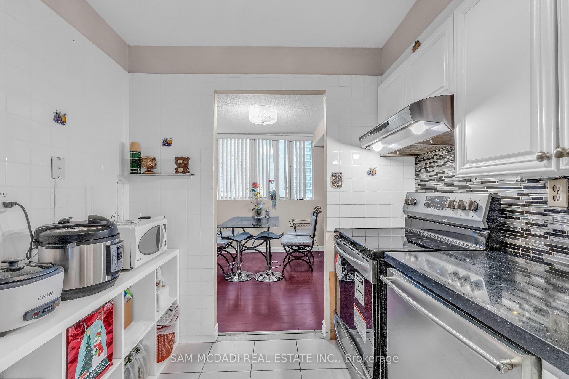 3590 Kaneff Crescent 605