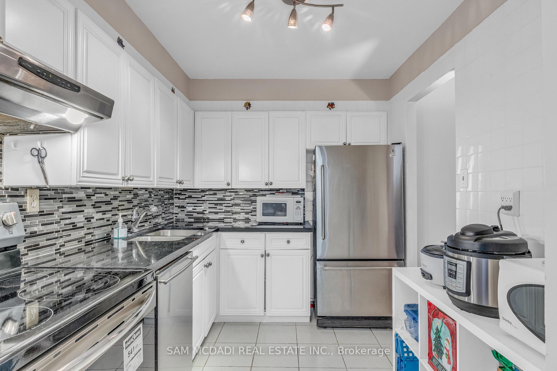 3590 Kaneff Crescent 605