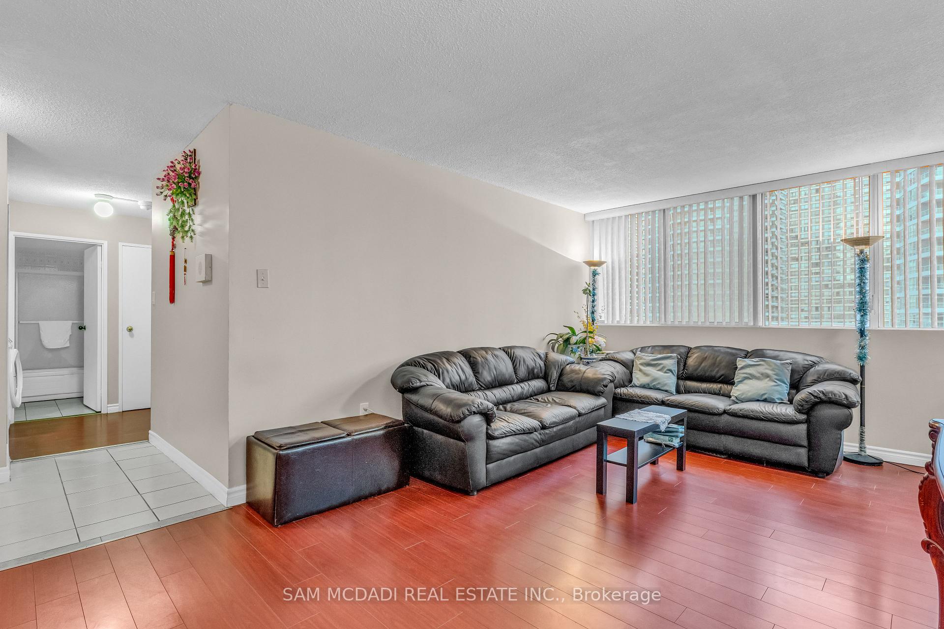 3590 Kaneff Crescent 605