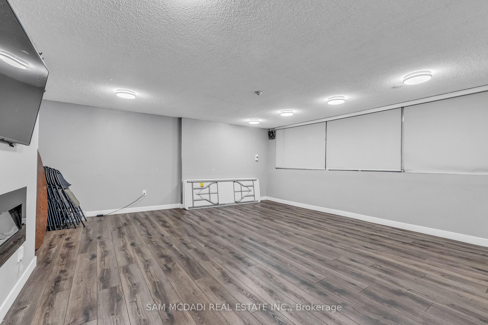 3590 Kaneff Crescent 605