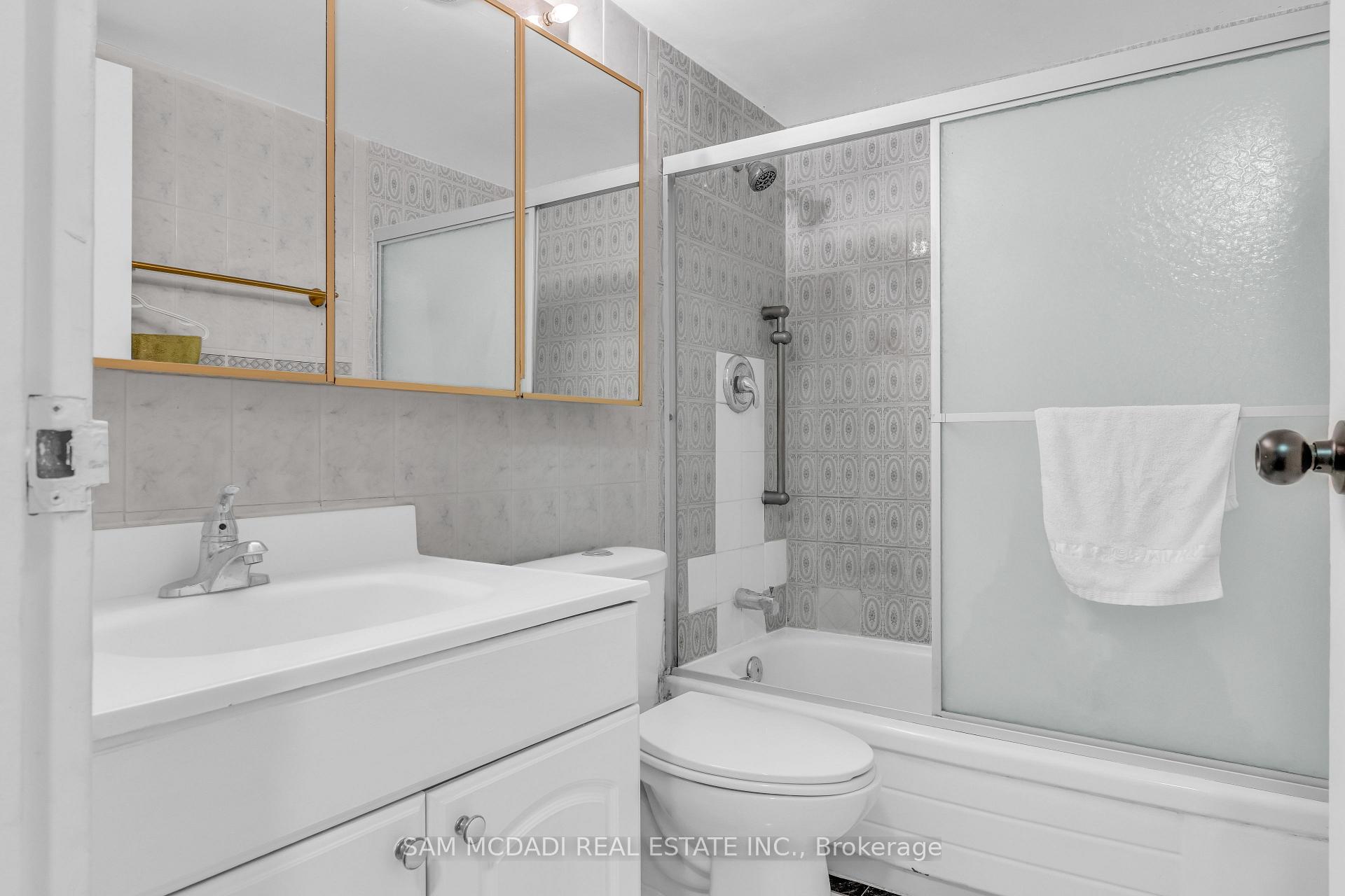 3590 Kaneff Crescent 605