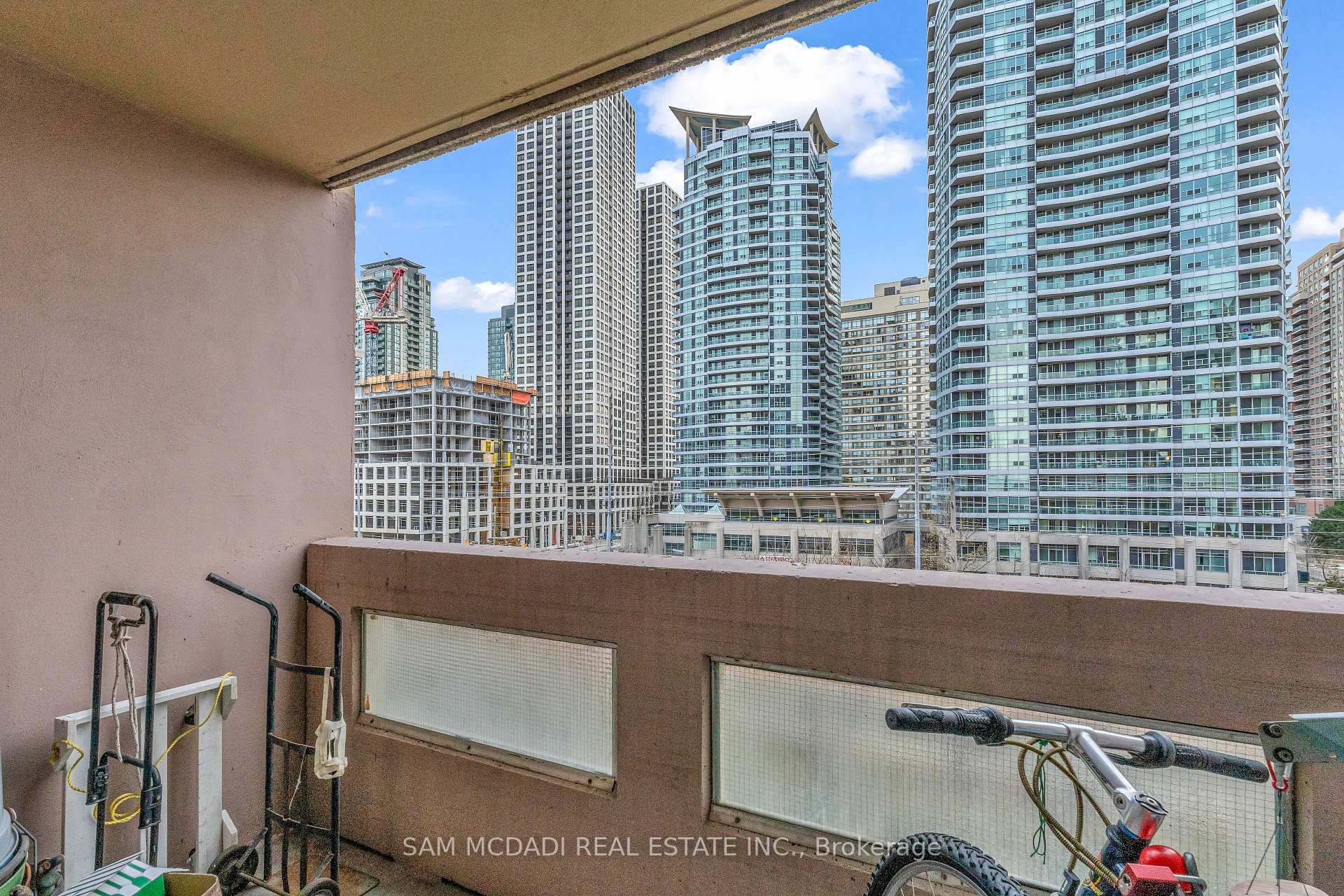 3590 Kaneff Crescent 605