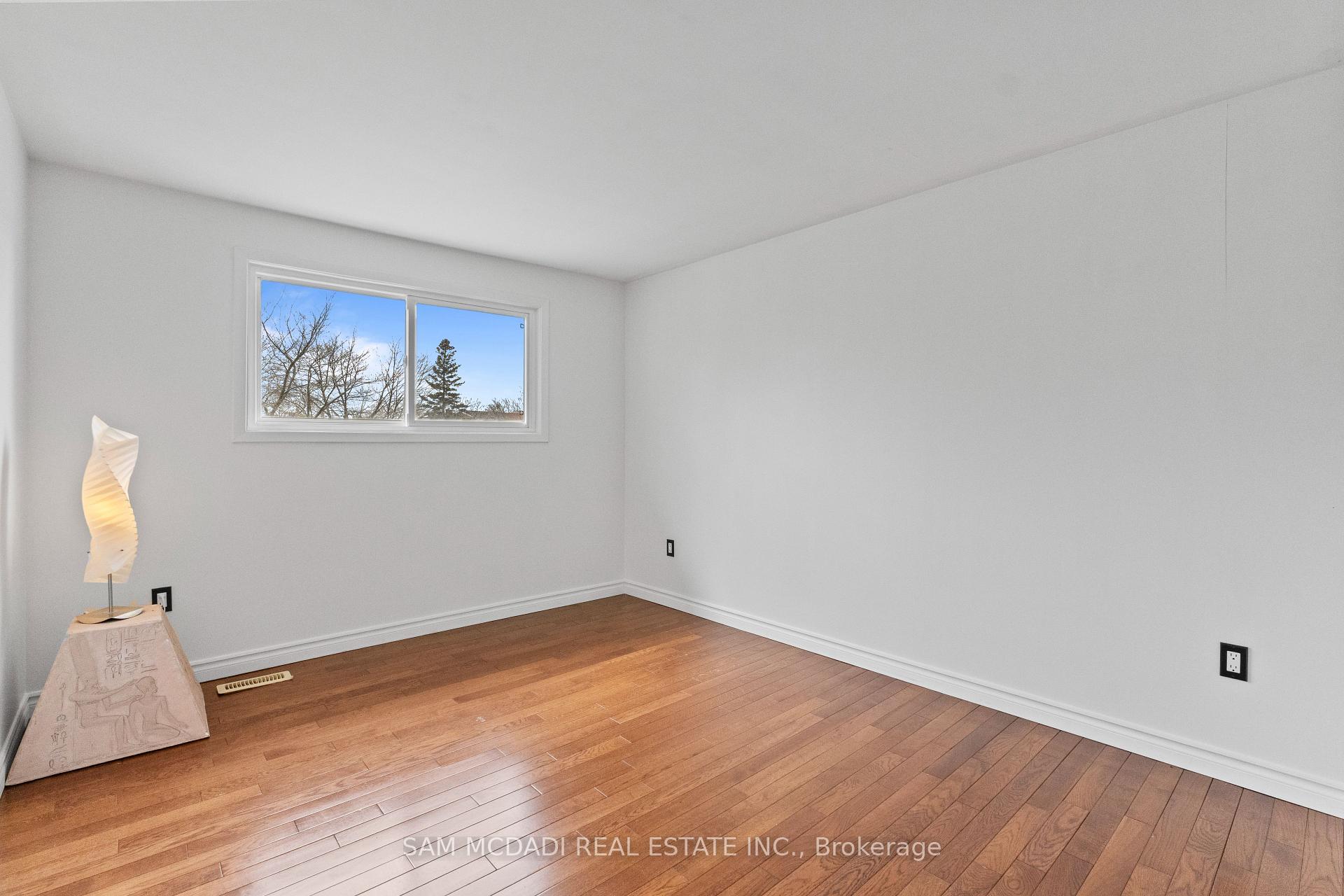 6085 Starfield Crescent